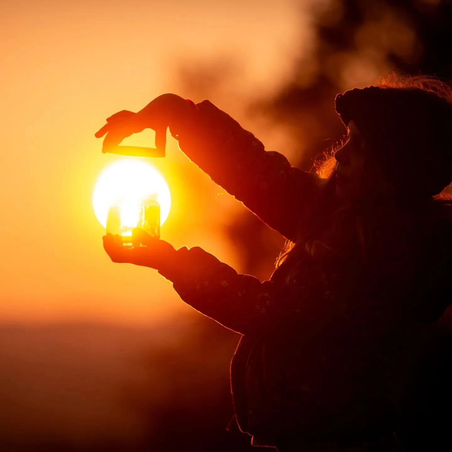 Pojďte holky, chytneme si slunce do skleničky, teď je ho m&aacute;lo tak ať si ho můžeme rozsv&iacute;tit až bude dlouho tma.
#sunset #zdroje #sourceoflife