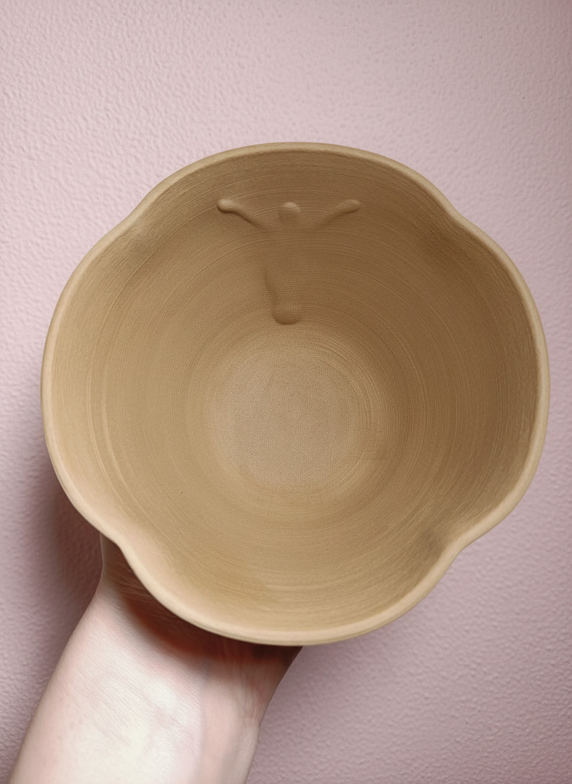 Vue intérieure d’un bol artisanal en céramique façonné à la main dans l’atelier Officine Céramique.