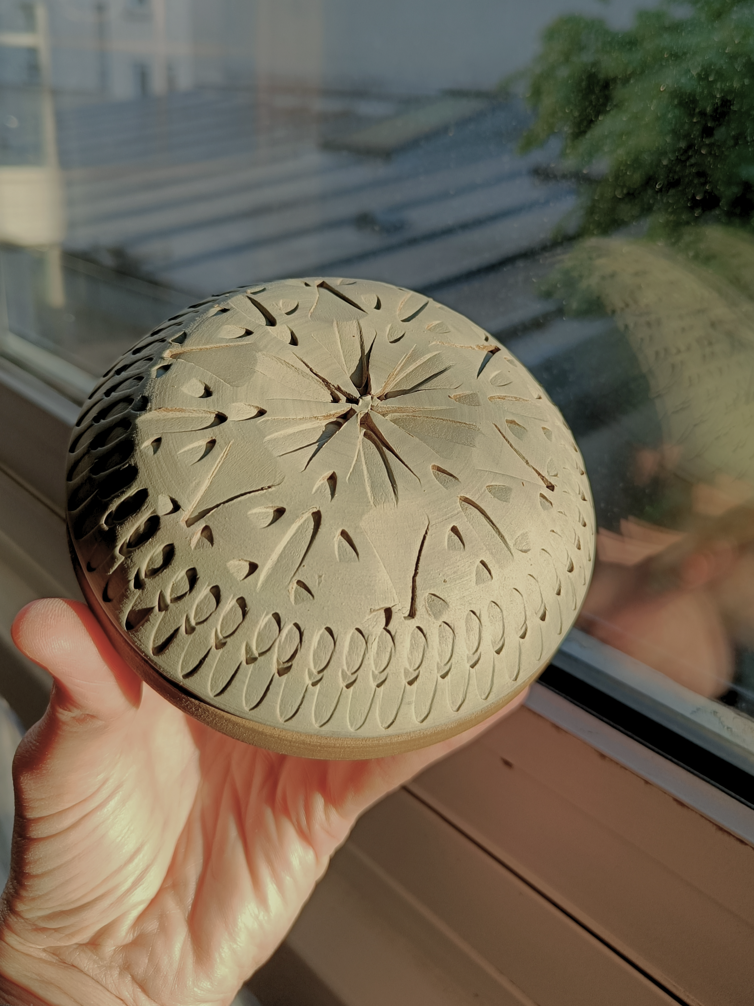Boîte en grès dont le couvercle est engobé de couleur verte et décorée en repoussé comme un mandala