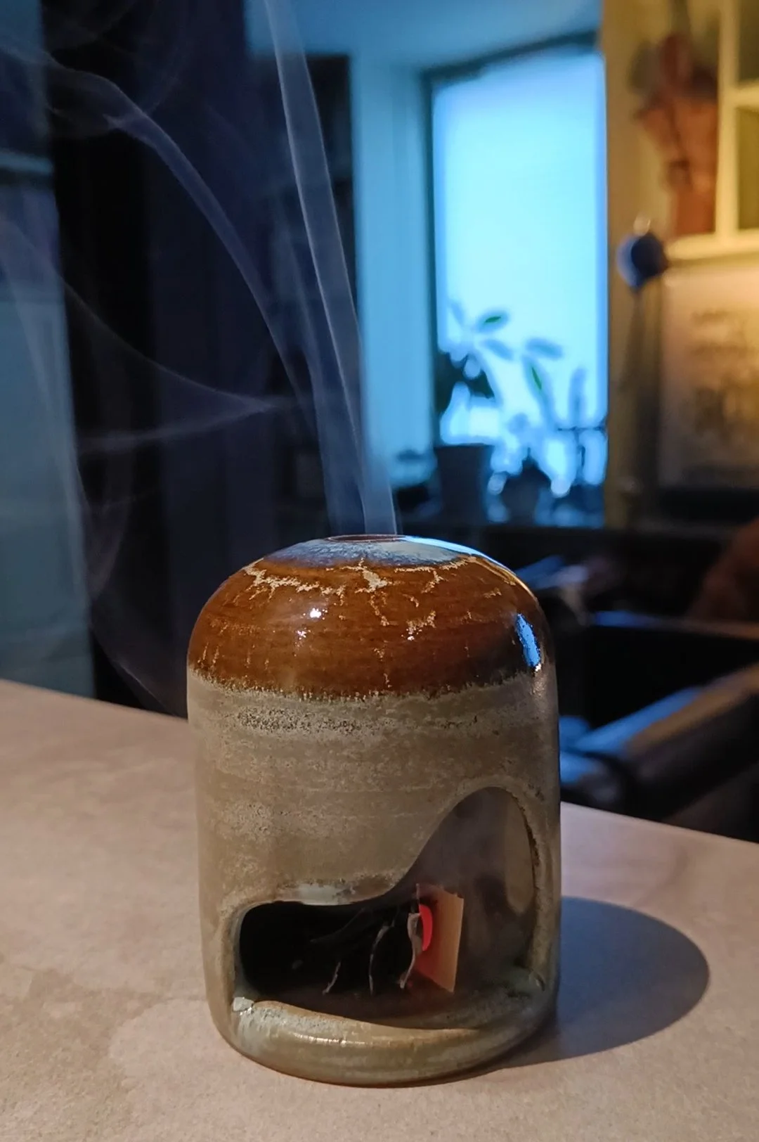 Brûle-encens en grès dans lequel se consume du papier d'Arménie, superposition d'émaux