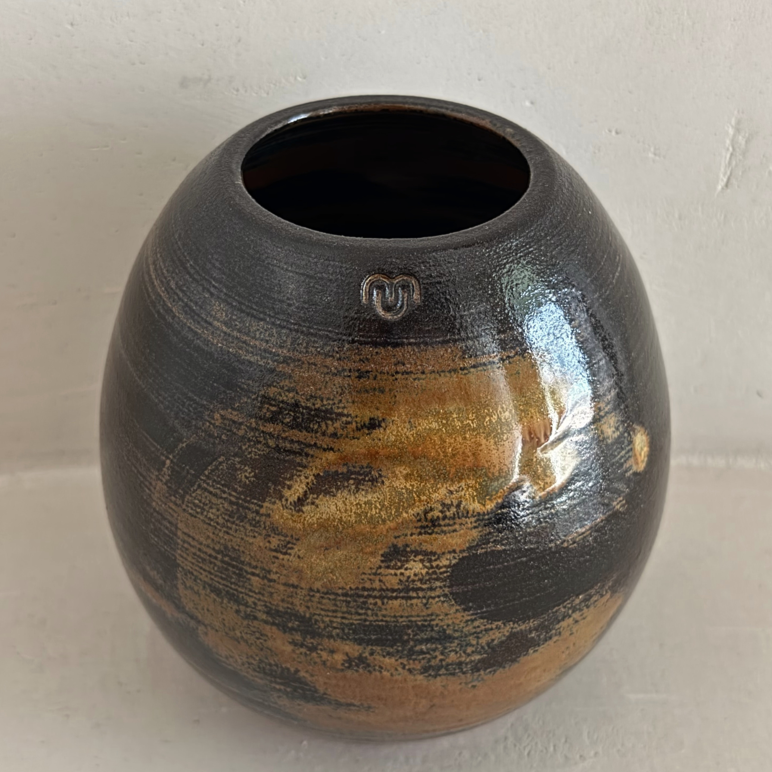 Vase boule en grès recouvert d'émail oeil de tigre