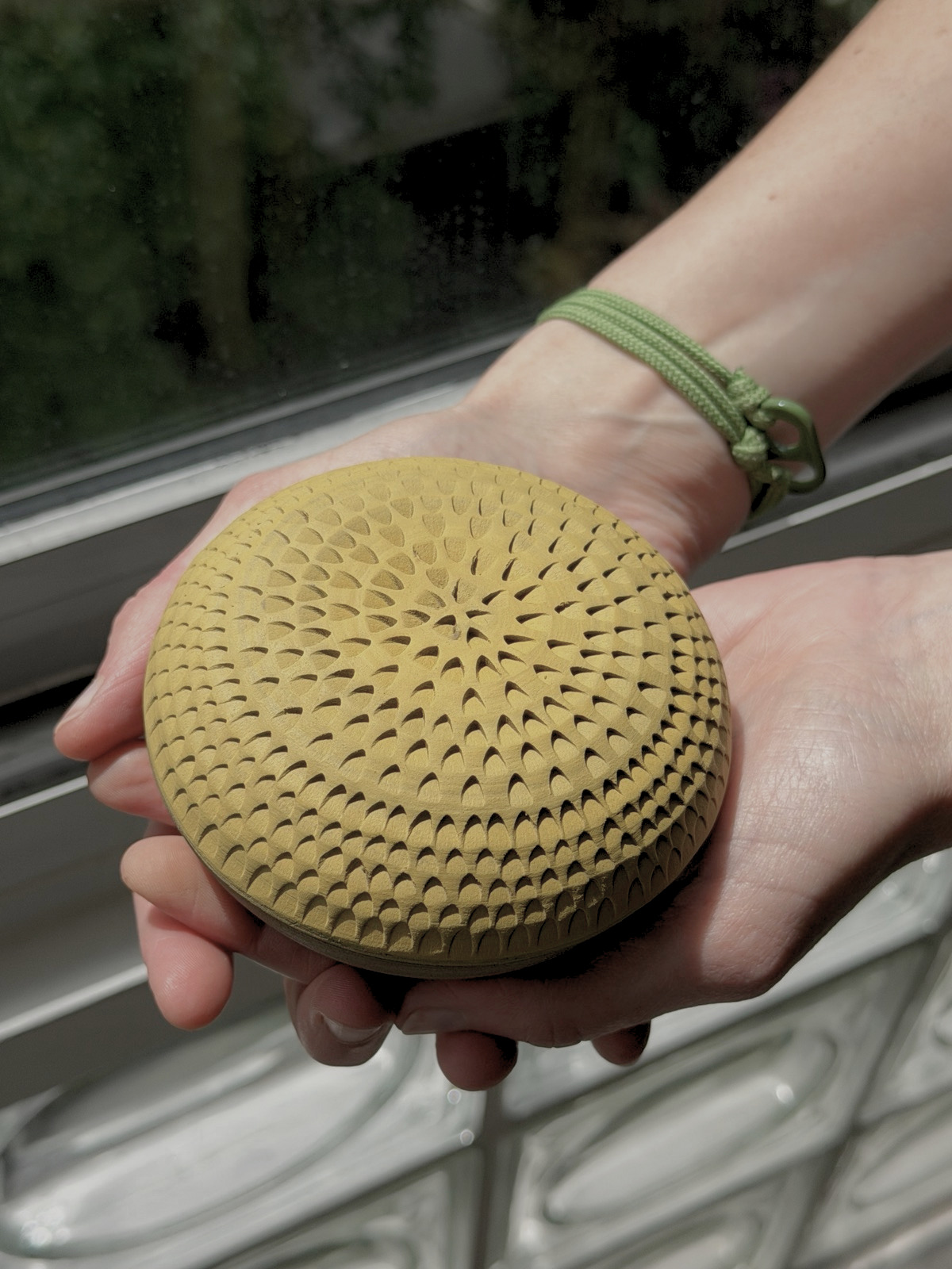 Boiîte en grès dont le couvercle est engobé de couleur jaune et décoré de motif circulaire répétitif en repoussé