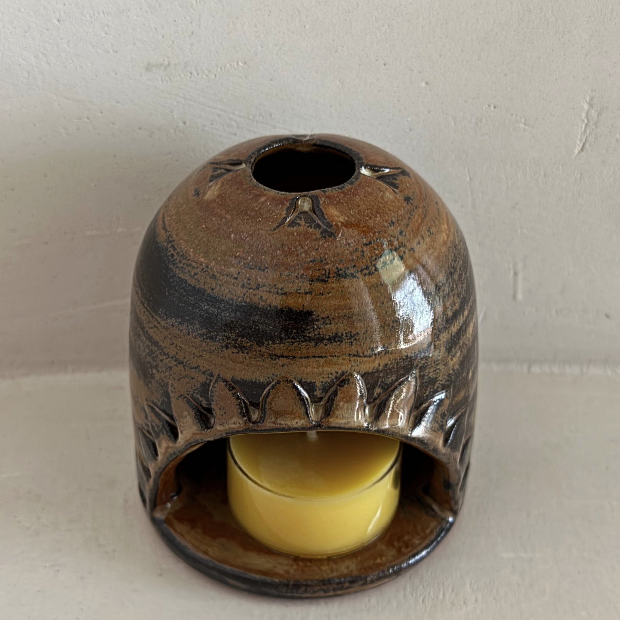 Brûle-encens en grès décoré de motifs d'écailles et recouvert d'émail oeil de tigre