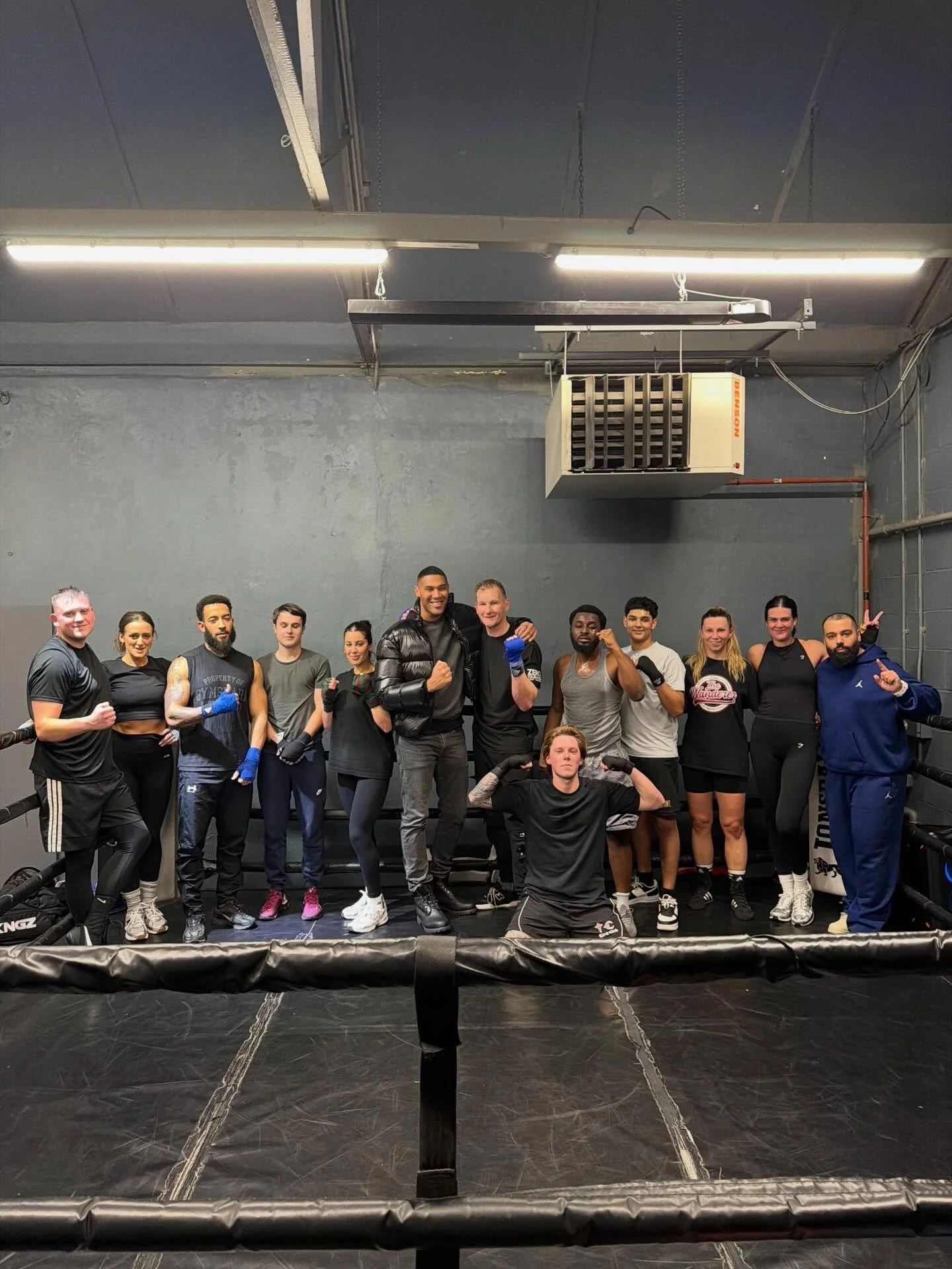 The Furnace was ON 🔥
High pace. Super technical. Relentless rounds.
Tonight we took Finchley by storm big collab with @khans_boxing_fitness that brought pure fire to the class 🥊💥

#boxingclass #boxing #boxingworkout #boxingtraining #sparring