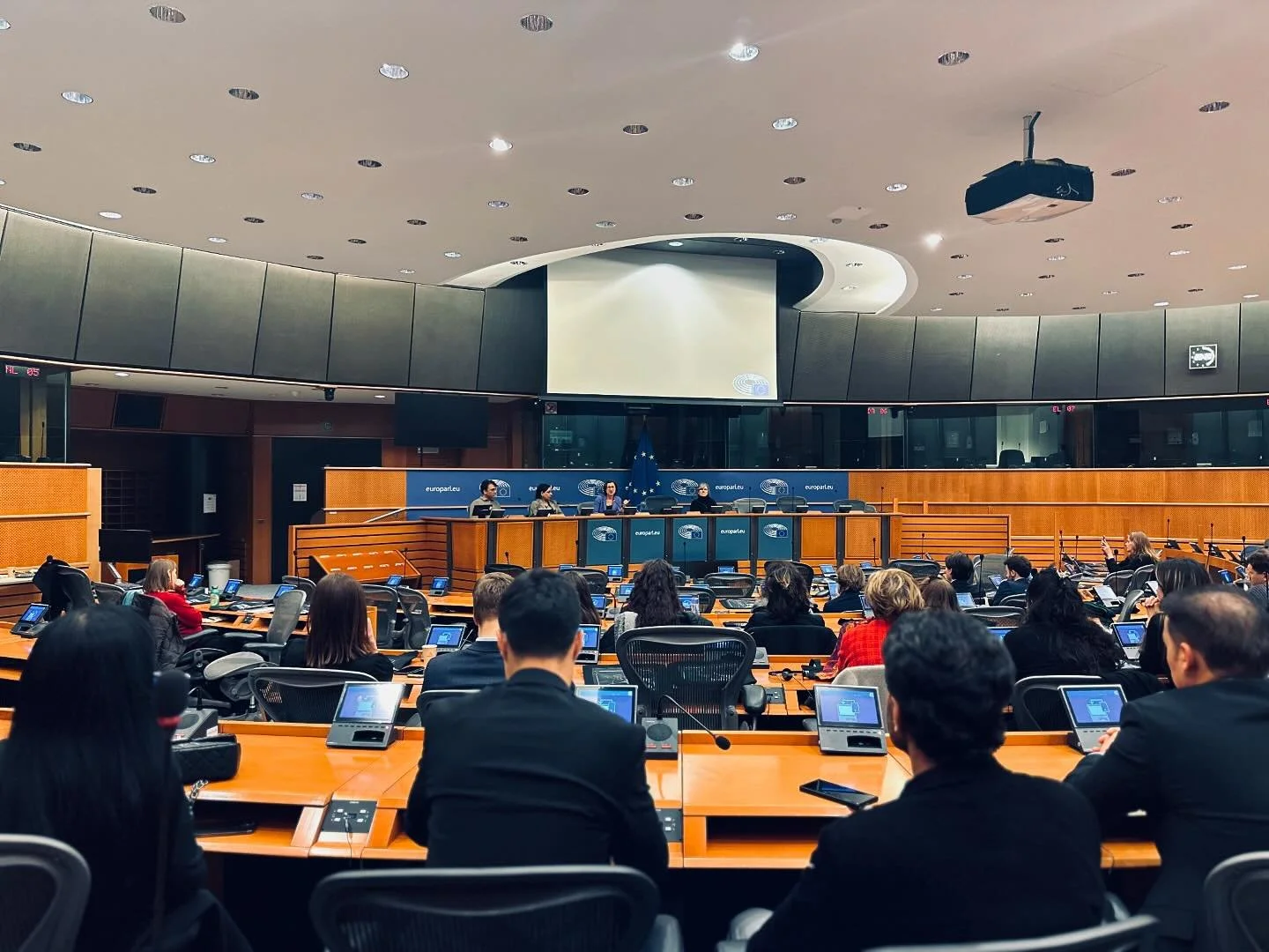 زمانی که هنر پیشرو باشد، تغییر به ضرورتی اجتناب&zwnj;ناپذیر تبدیل می&zwnj;شود.

مستند &laquo;لبه تیز صلح&raquo; در مراسمی ویژه در مقر پارلمان اروپا در بروکسل به نمایش درآمد بحث و گفتگو بخش مهمی از این رویداد بود. همچنان که این مستند، صدای امروز و دیر