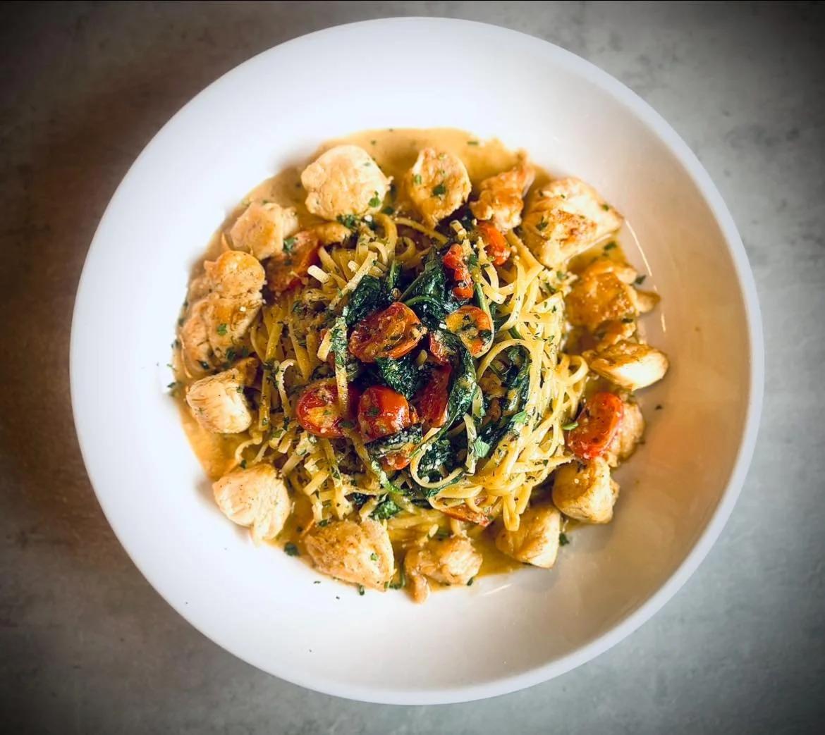 Time to appreciate this beauty 😍🤌

This is our Creamy Cajun Pasta with Chicken:
Chicken, spinach, and cherry tomatoes, tossed with linguini in a smoky Cajun cream sauce&hellip;. It&rsquo;s a favorite for a reason 😉

Try this, or your favorite entr