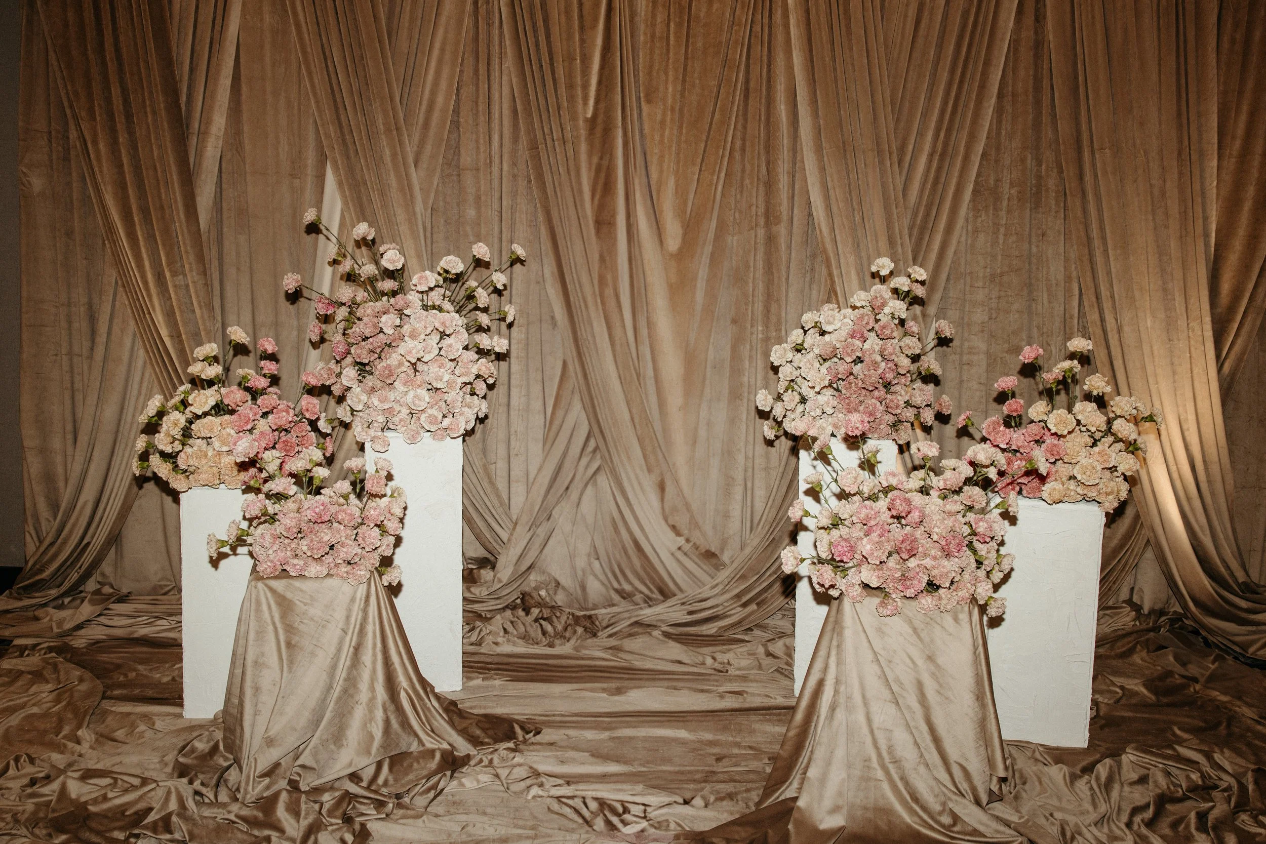 neutral-flowers-wedding-pillars-pittsburgh.jpg