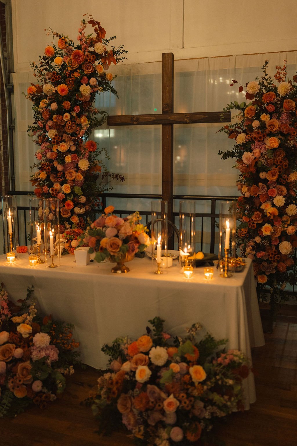 warm-candlelight-wedding-flowers-pittsburgh.jpg