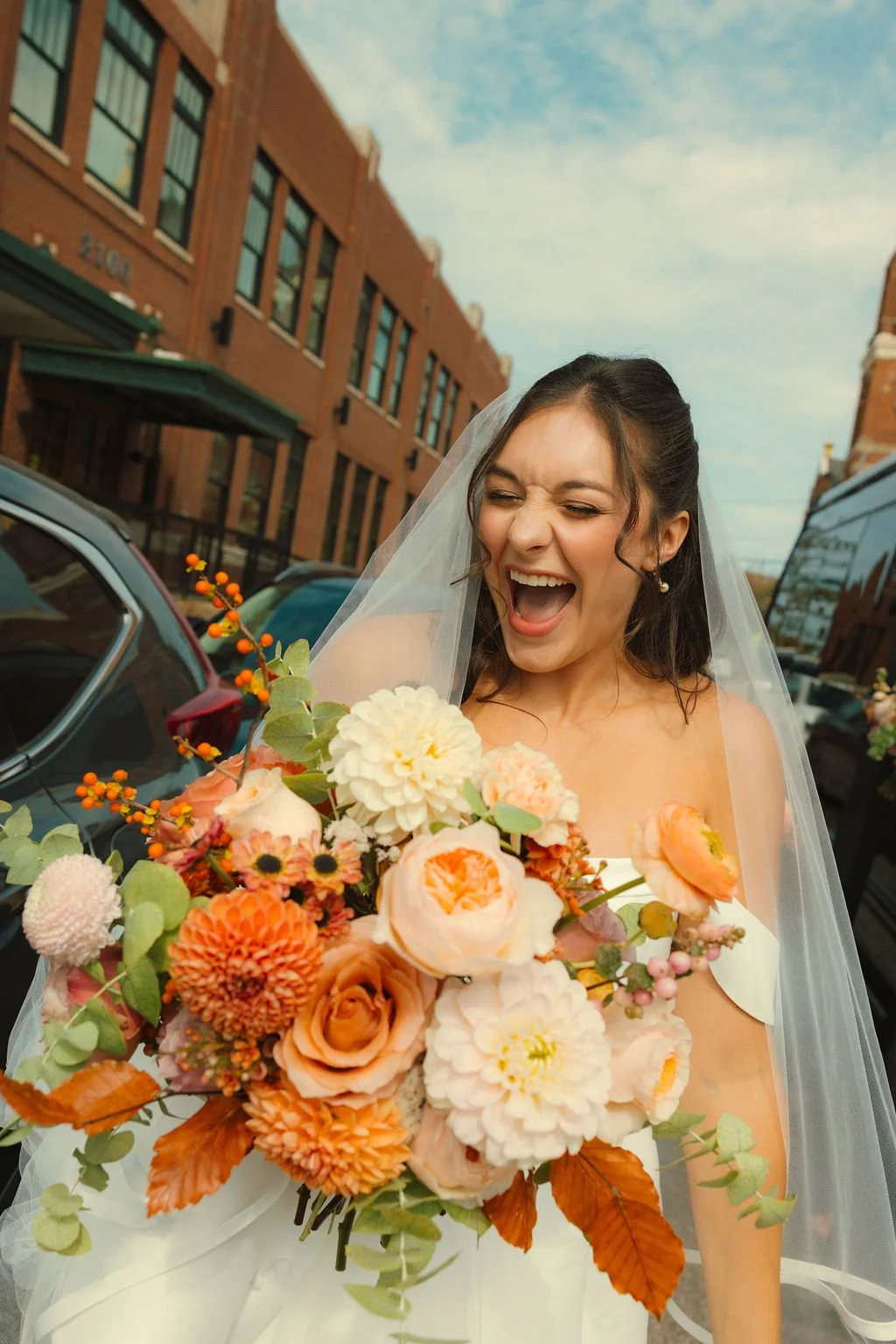 art-room-pittsburgh-bride-with-bouquet.jpg