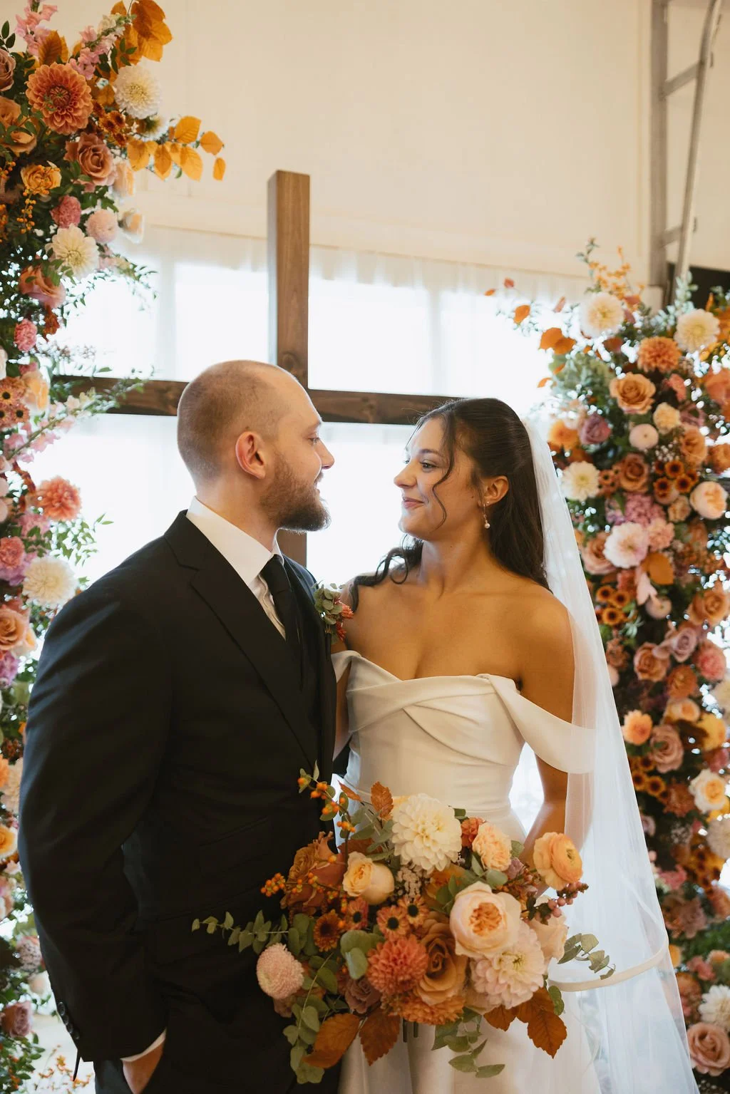 art-room-pittsburgh-wedding-couple-arch.jpg