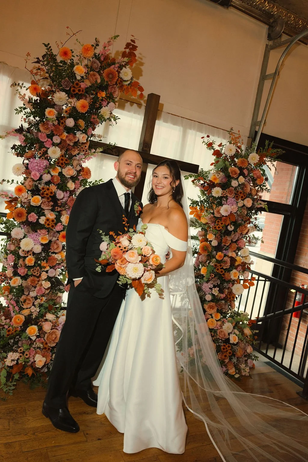 pittsburgh-wedding-couple-autumn-flowers.jpg