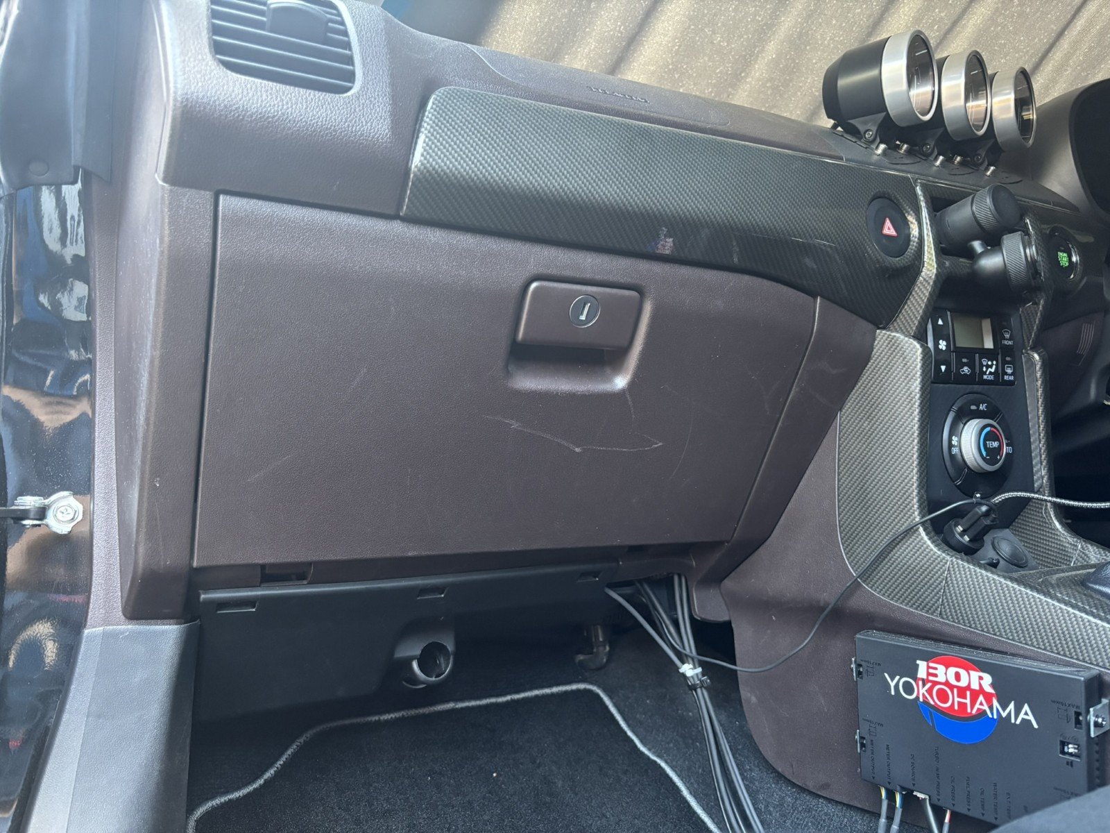  Permanent scratches in the dashboard compartment of the Copen Cero. 