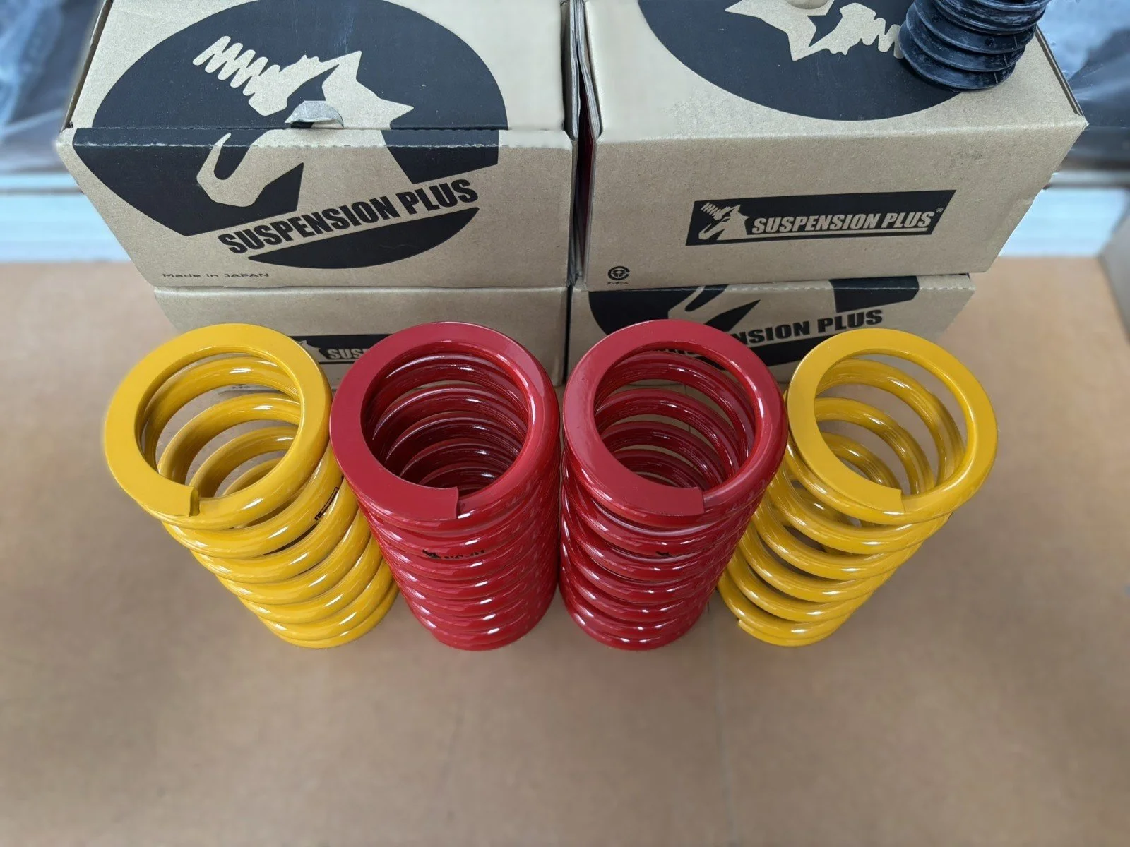 Top view comparing the coil construction and end shapes of Eibach Öhlins and Suspension Plus UC-01 springs.