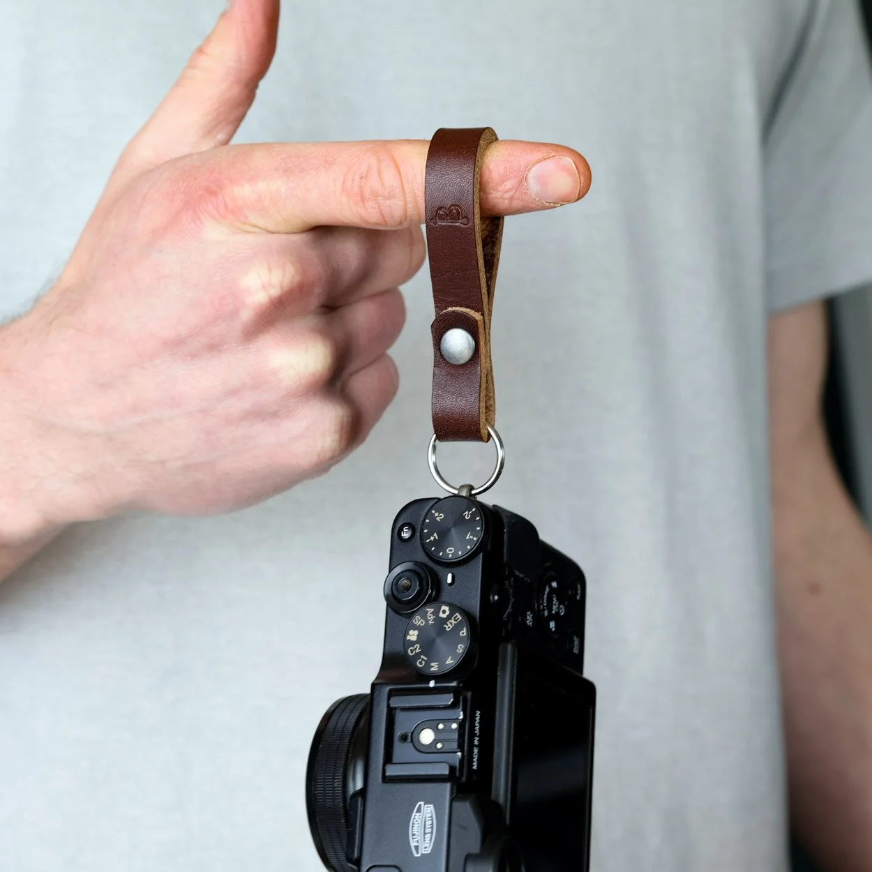 Crag camera finger strap chestnut