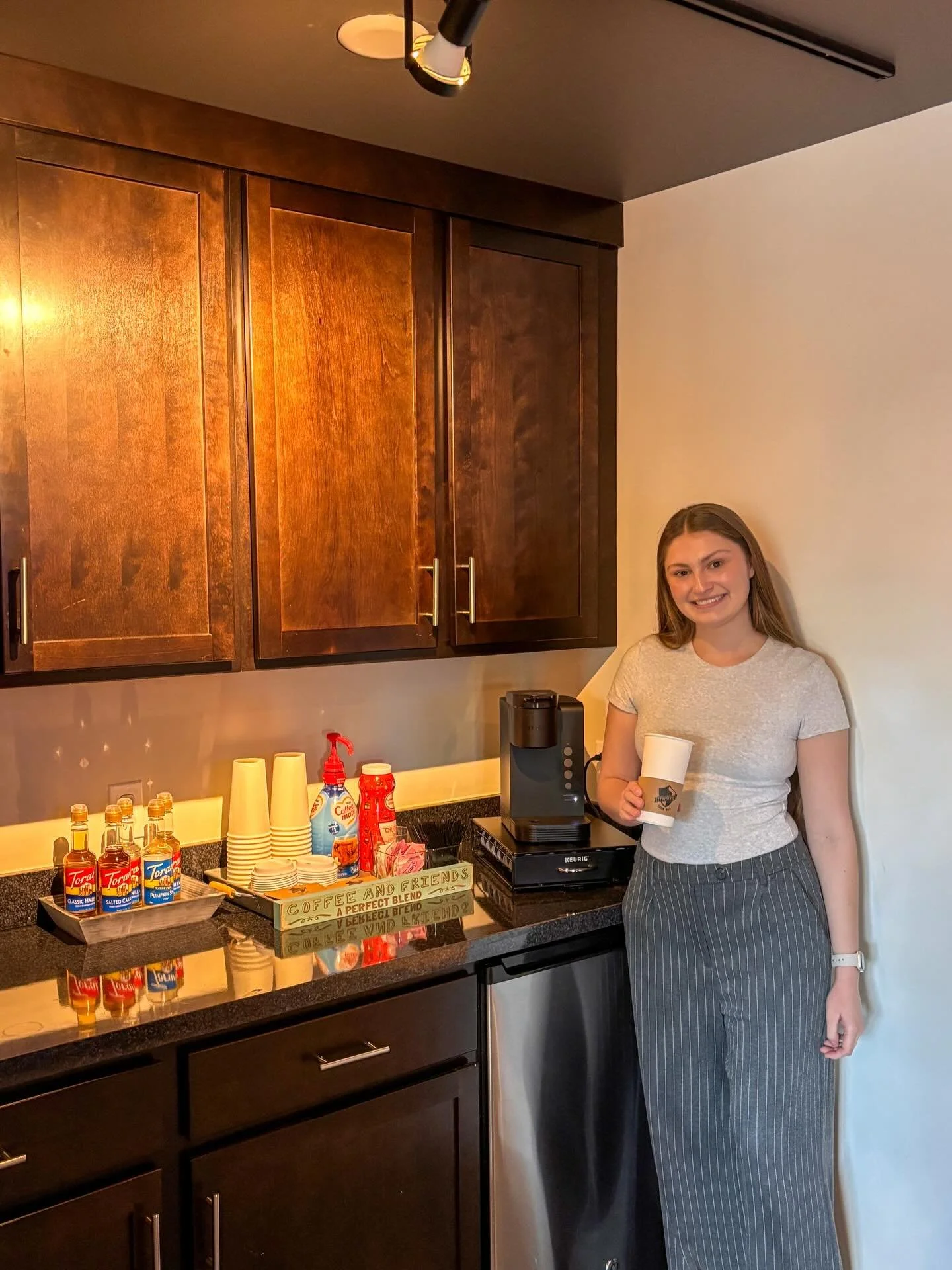 ☕️ Amenity Highlight: Our resident coffee bar!

Start your morning (or power through your afternoon) with complimentary coffee on us. Freshly stocked every day with K-cups and classic pot coffee!

Swing by, grab a cup, and enjoy one more reason to lo