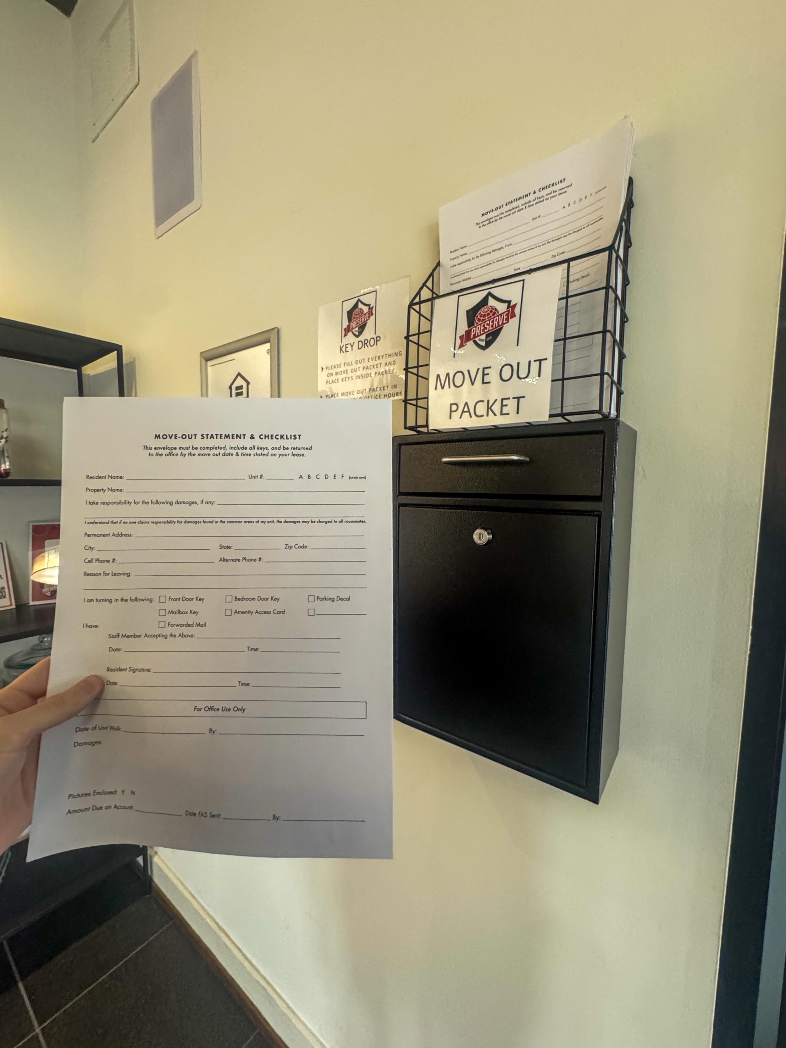 Moving out ⁉️

Here&rsquo;s some steps to keep in mind:

Move out checklists will be included above this black box right outside of our leasing office. All you have to do is fill out the information on the move out checklist, drop your keys inside of