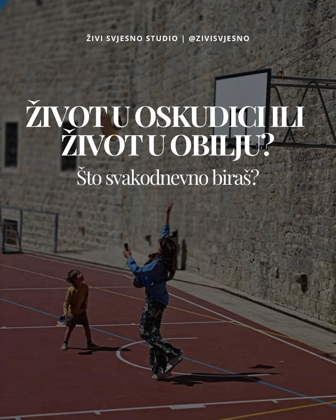 Život u obilju ili život u oskudici?
Ne određuje ga stanje na računu.
Ne određuju ga okolnosti.
Ne određuje ga ono &scaron;to ima&scaron;.
Određuje ga ono iz čega živi&scaron;.
Može&scaron; imati puno, a živjeti u strahu da će&scaron; izgubiti.
I mož