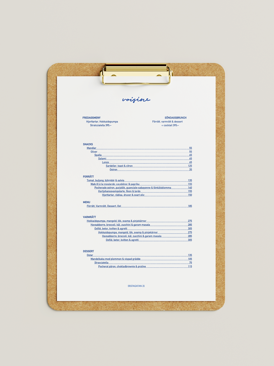 Restaurant menu on a clipboard with sections for breakfast, snacks, main courses, and desserts, written mostly in Swedish.