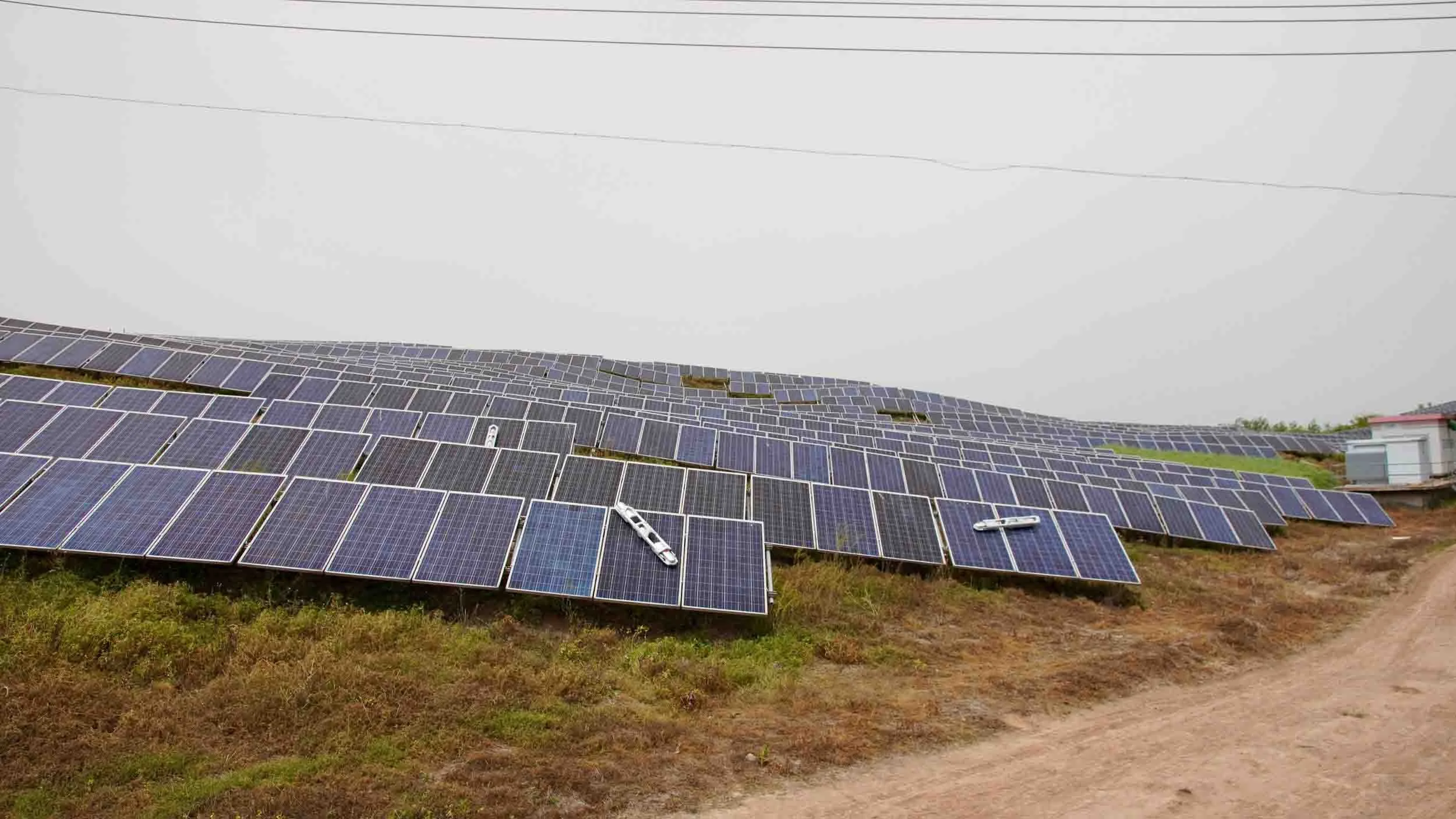 waterless cleaning for large solar panel installations_IFBOT X3