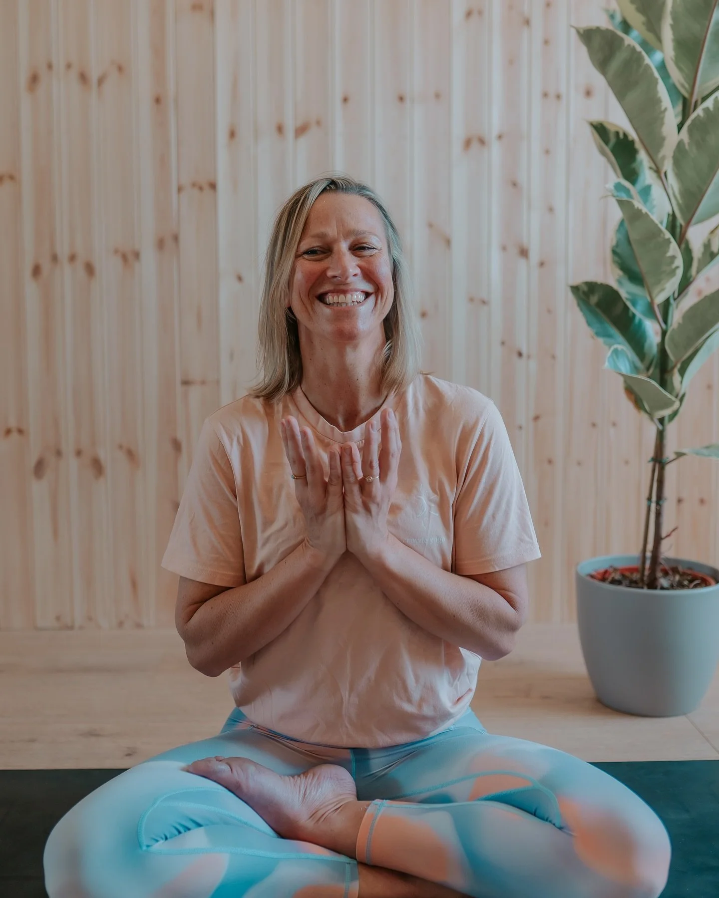 Come &amp; join me for Yoga this week 🩷
 *note the change of venues for Autumn/Winter

MONDAY 
🌞 9.15am Morning Flow @thegymbraunton 

🌙 6.15pm Yin 
🌙 7.30pm Full Moon Flow @georgehamvillagehall

TUESDAY 
🌙 6.15pm Full Moon Flow 
💕7.30pm Pregna