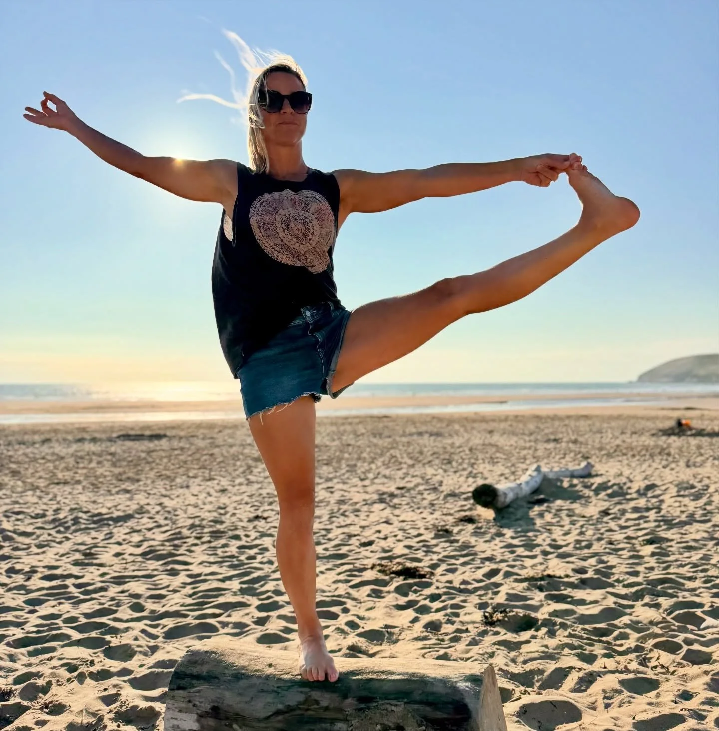 I LOVE Confetti by @donnaashworthwords ~ you may have heard me share it in class last week ❤️
(Pic no.3 of me in my amazing hen crown made by my very clever friend @raesunshinerae ❤️)
Join me this week:
MON
9.15am Morning Flow @thegymbraunton 
6.1