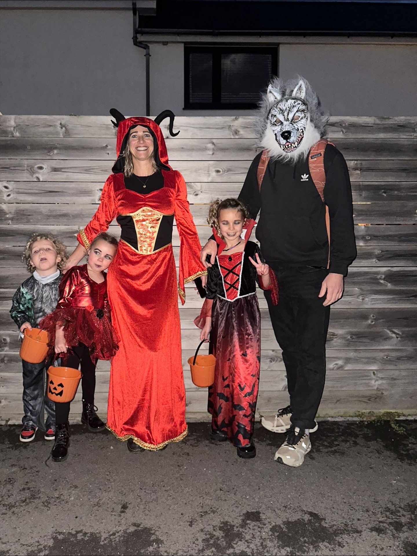 Happy Halloween People 🎃 

🧡🧡🧡🧡

Thanks for the family pic @nicolebeveridge__ 😆 🙏 such a fun night!