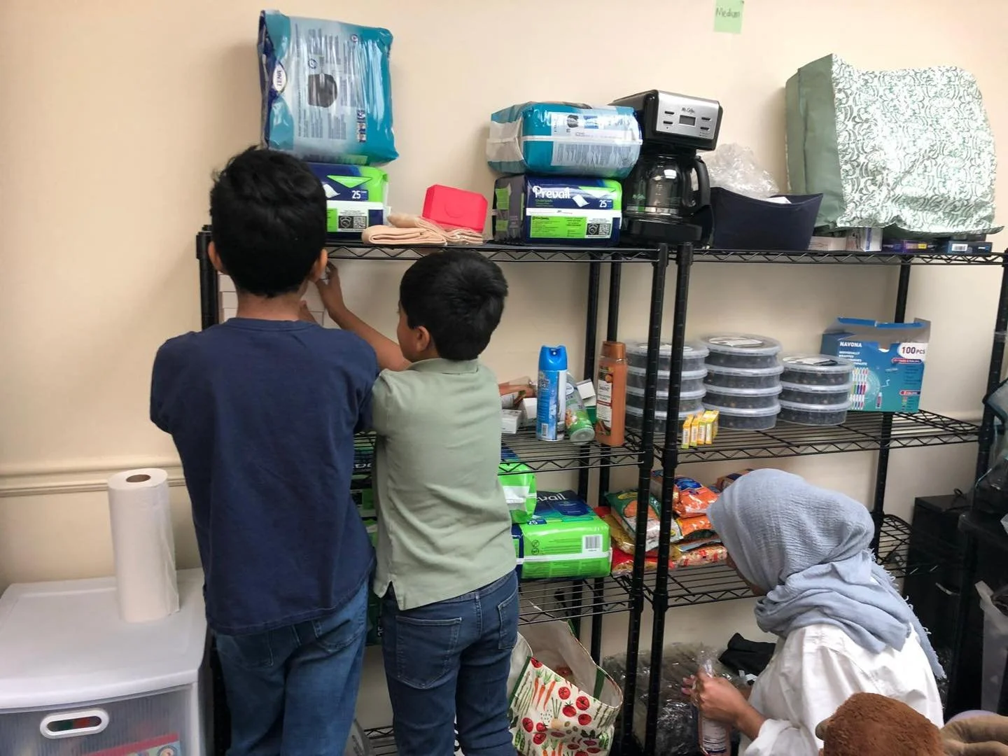 We love when community volunteers step in to support our small but dedicated on-the-ground team 💛

From organizing our office and storage spaces to preparing bags of essential items, their efforts ensure that every family who comes for case manageme