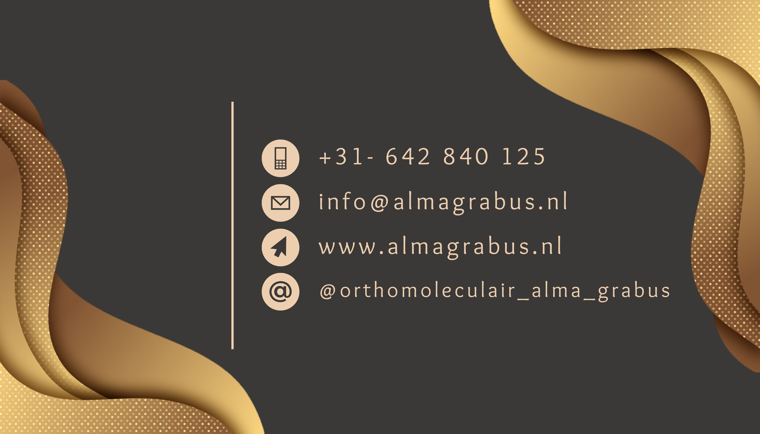 Klantinformatie kaart met contactgegevens, inclusief telefoonnummer, e-mail, website en sociale media handle, op een zwarte achtergrond met gouden en bruin gekleurde golvende patronen.