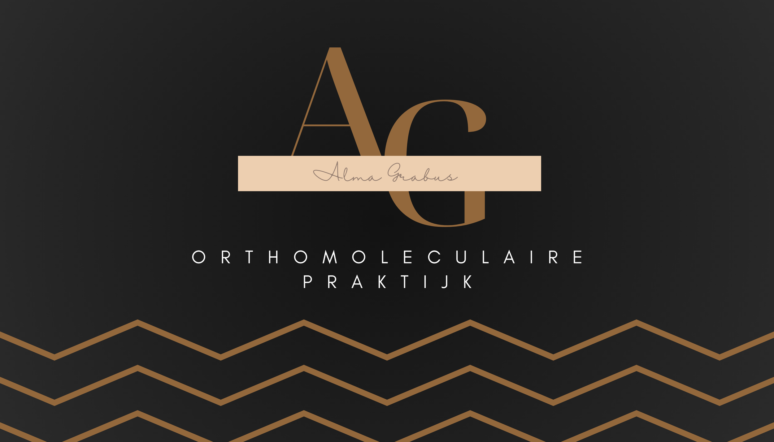 Zakelijke afbeelding met tekst 'ACG' en 'Alma Grabus' op een zwarte achtergrond, met een patroon van gouden zigzag lijnen onderaan.