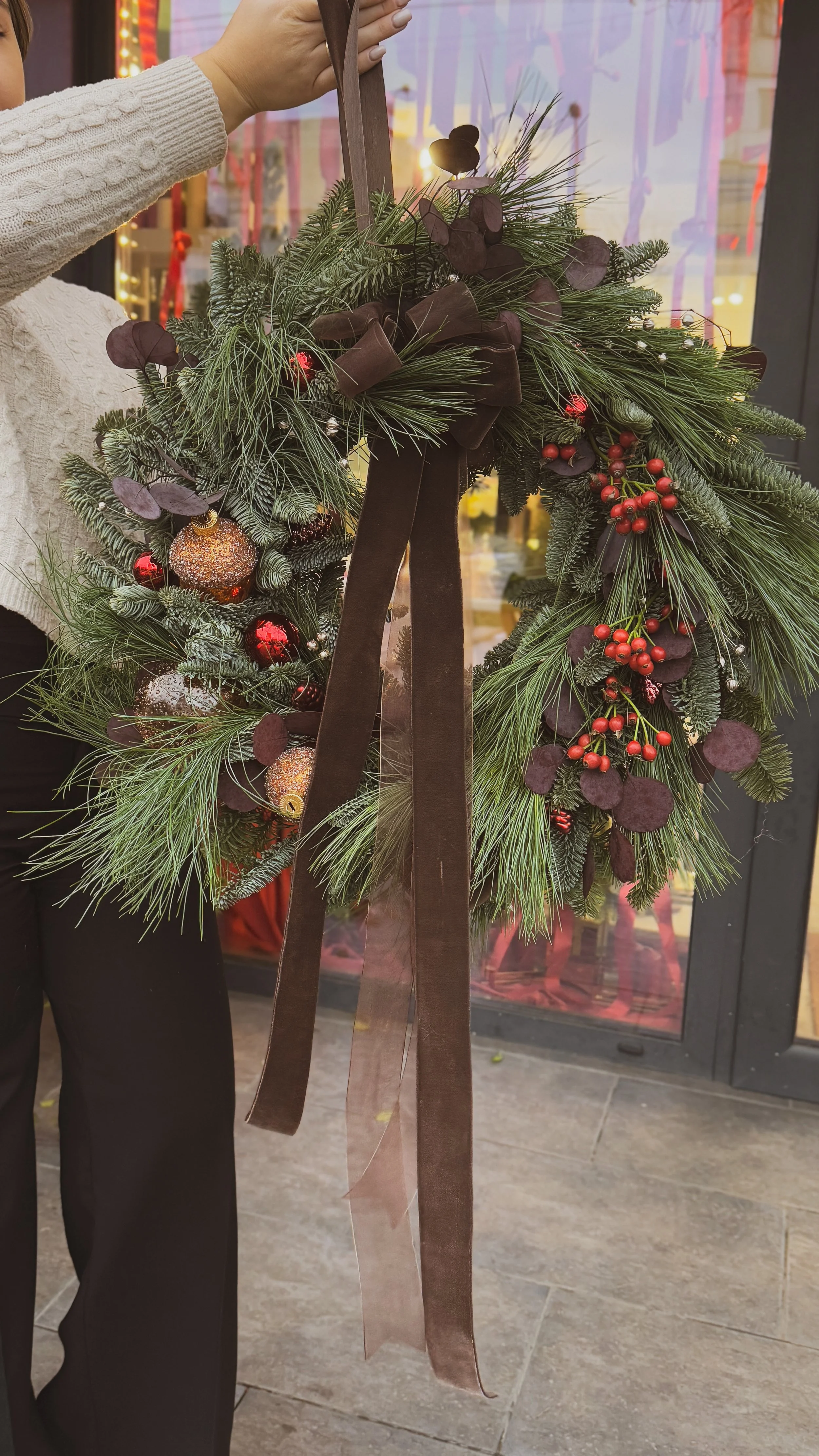 Coronita Craciun de pus pe usa cu brad Iasi