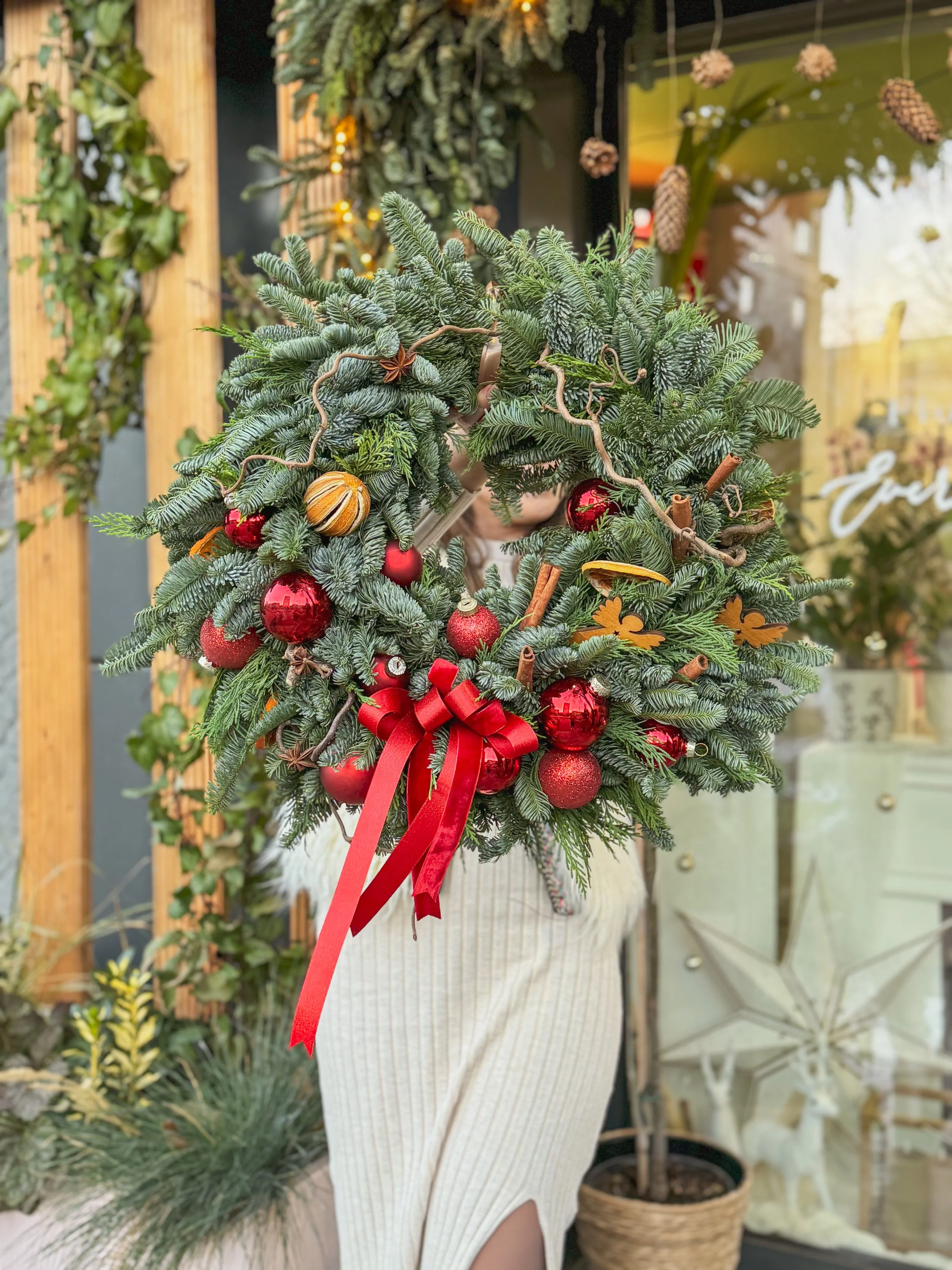 Coronita Craciun de pus pe usa cu brad Iasi