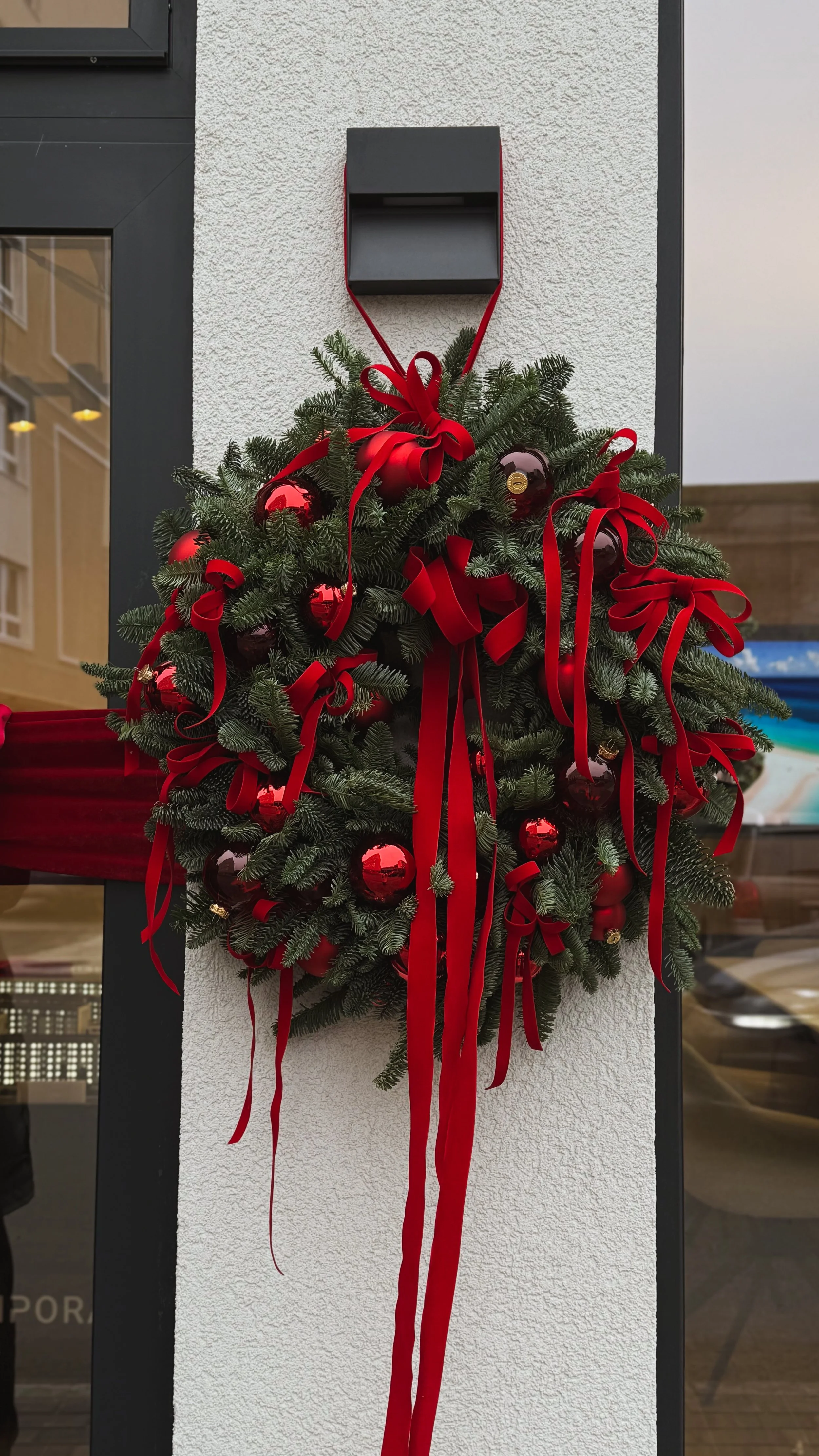 Coronita Craciun de pus pe usa cu brad Iasi