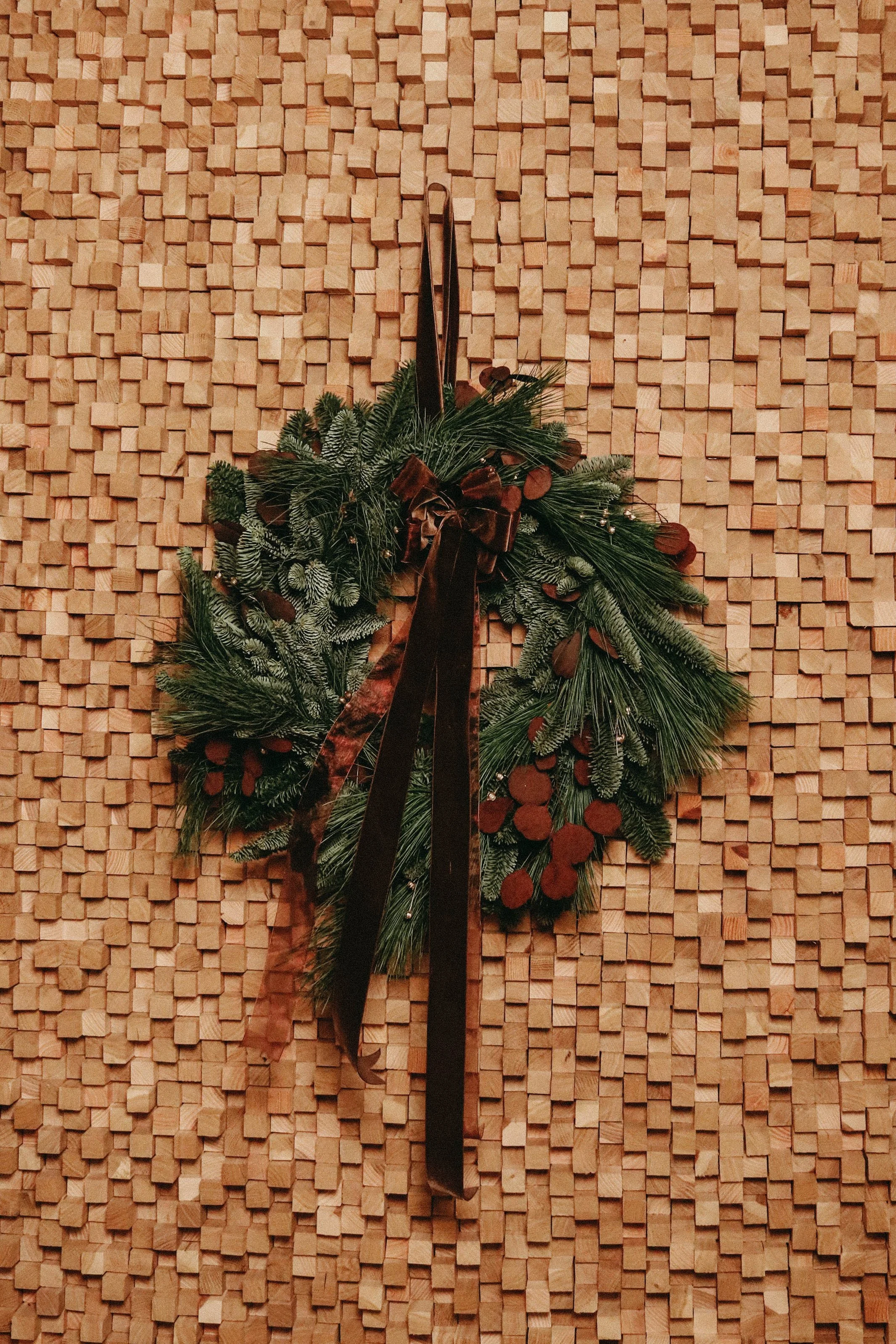 Coronita pe pus pe usa cu brad Iasi