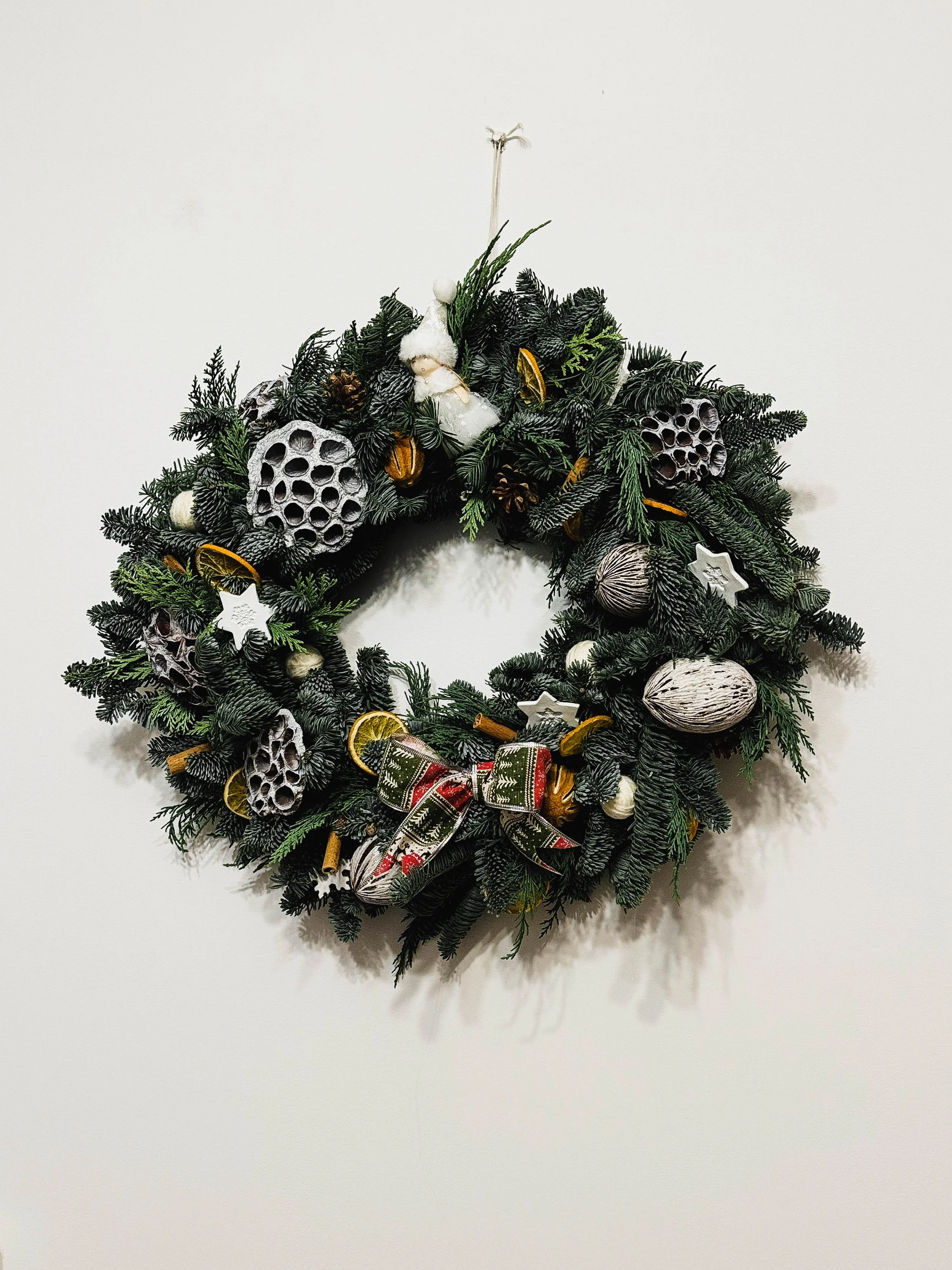 Coronita Craciun de pus pe usa cu brad Iasi