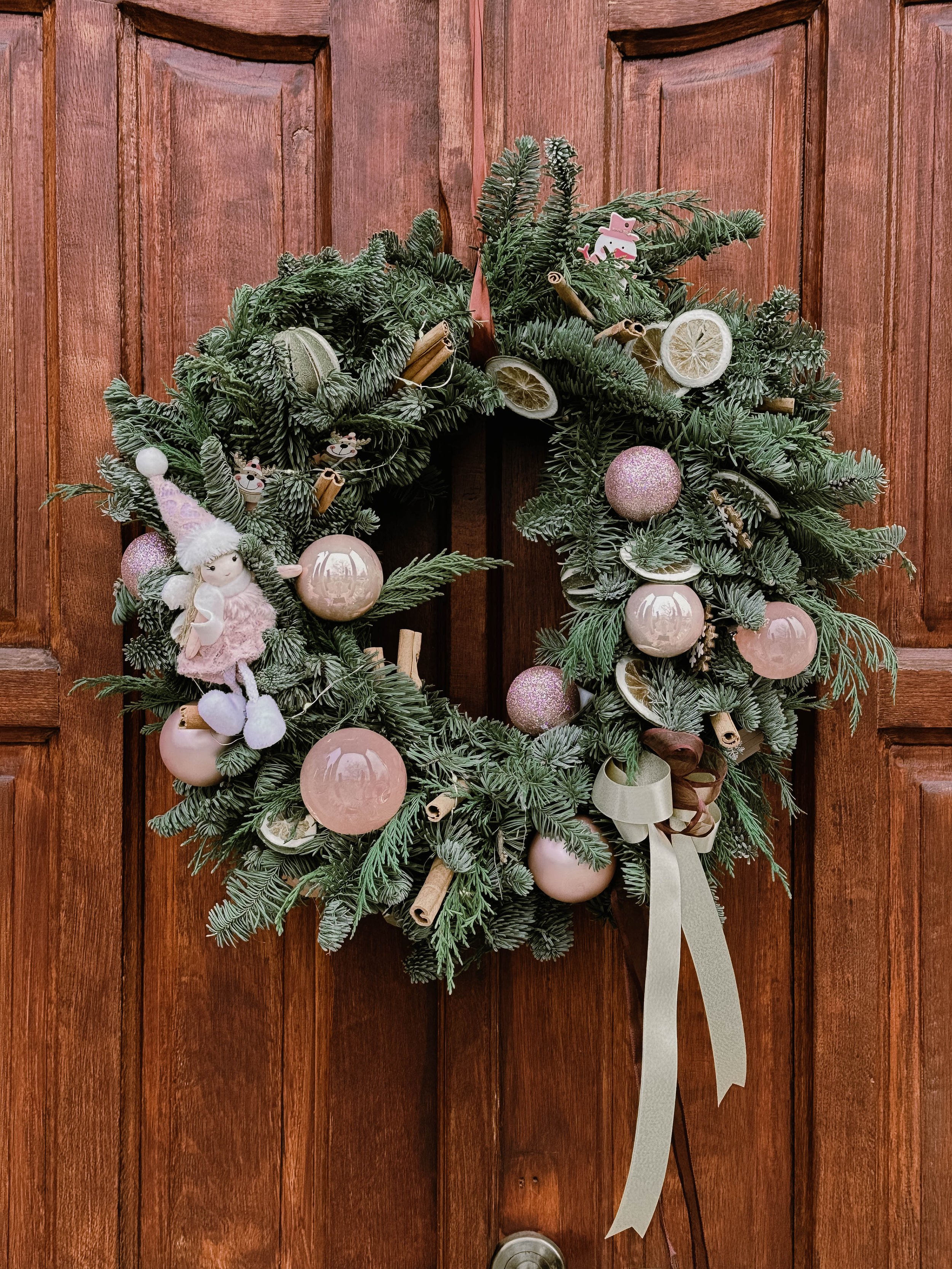 Coronita Craciun de pus pe usa cu brad Iasi