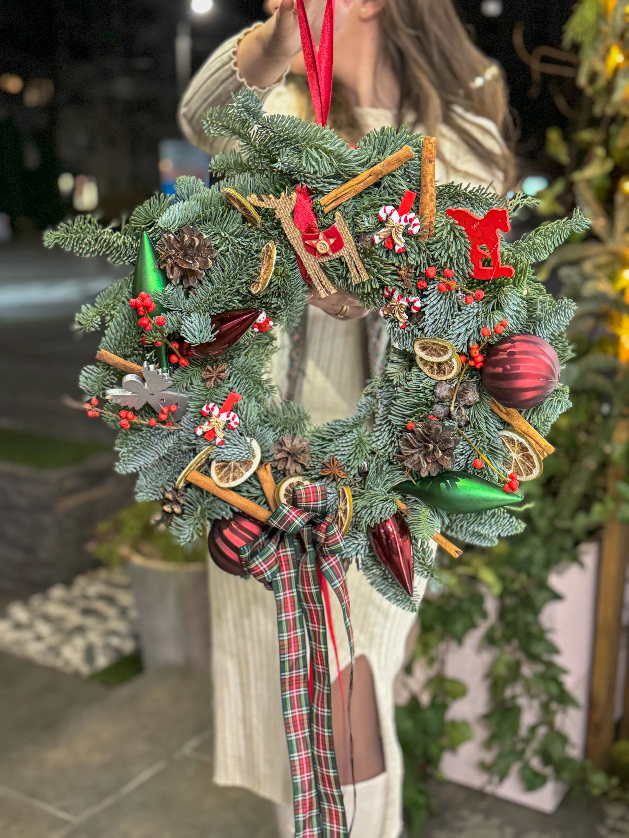 Coronita Craciun de pus pe usa cu brad Iasi