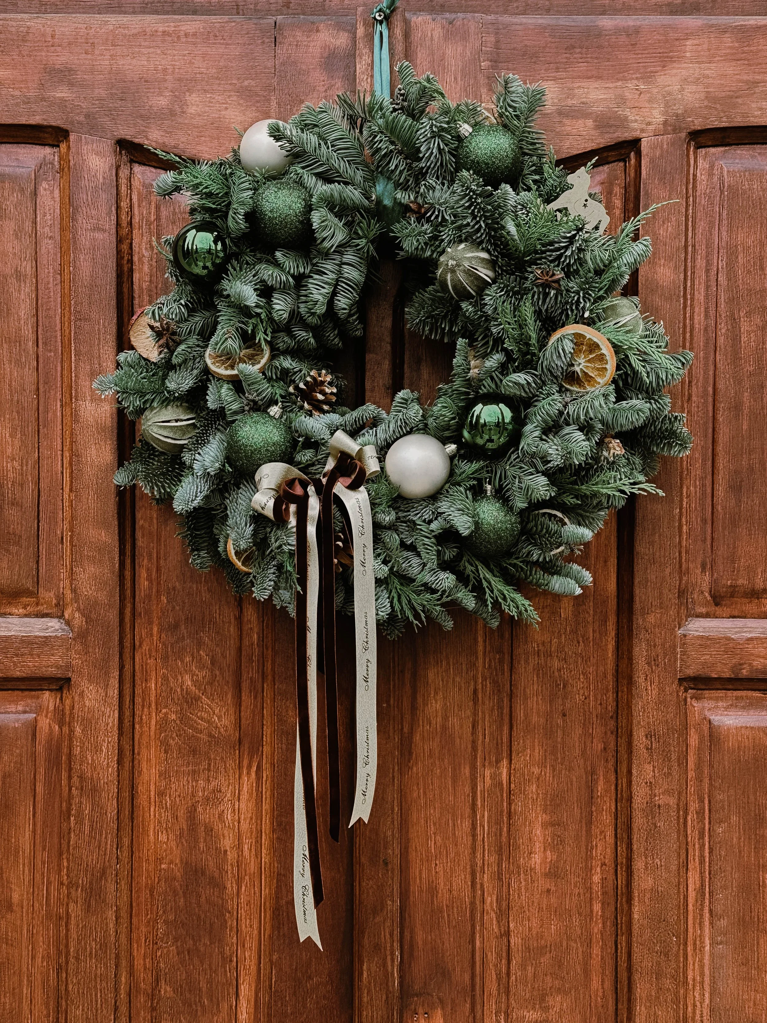 Coronita Craciun de pus pe usa cu brad Iasi