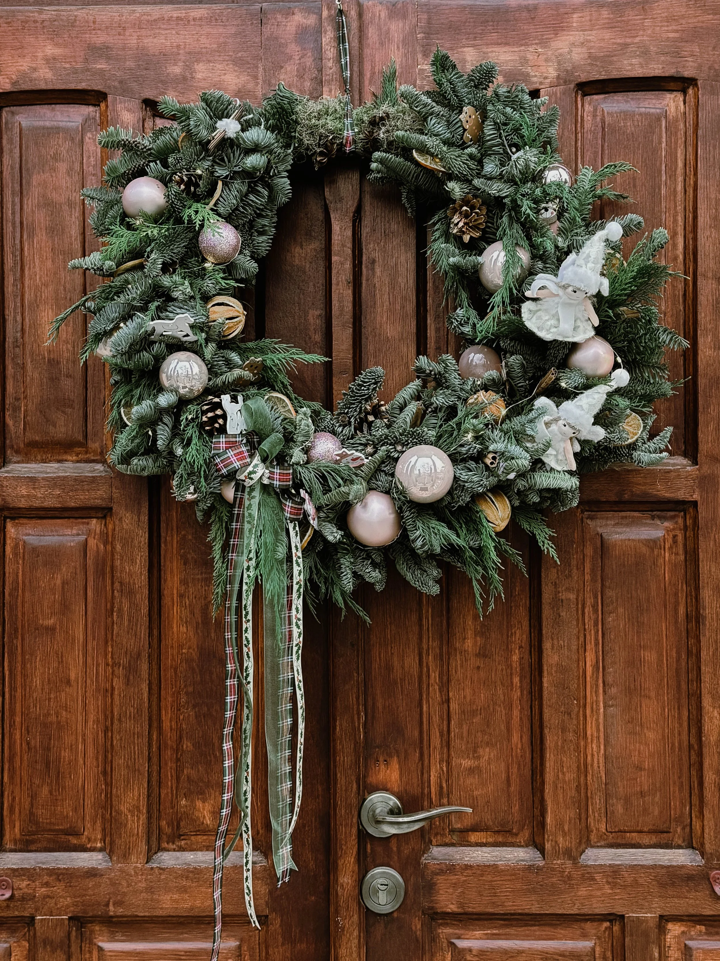 Coronita Craciun de pus pe usa cu brad Iasi