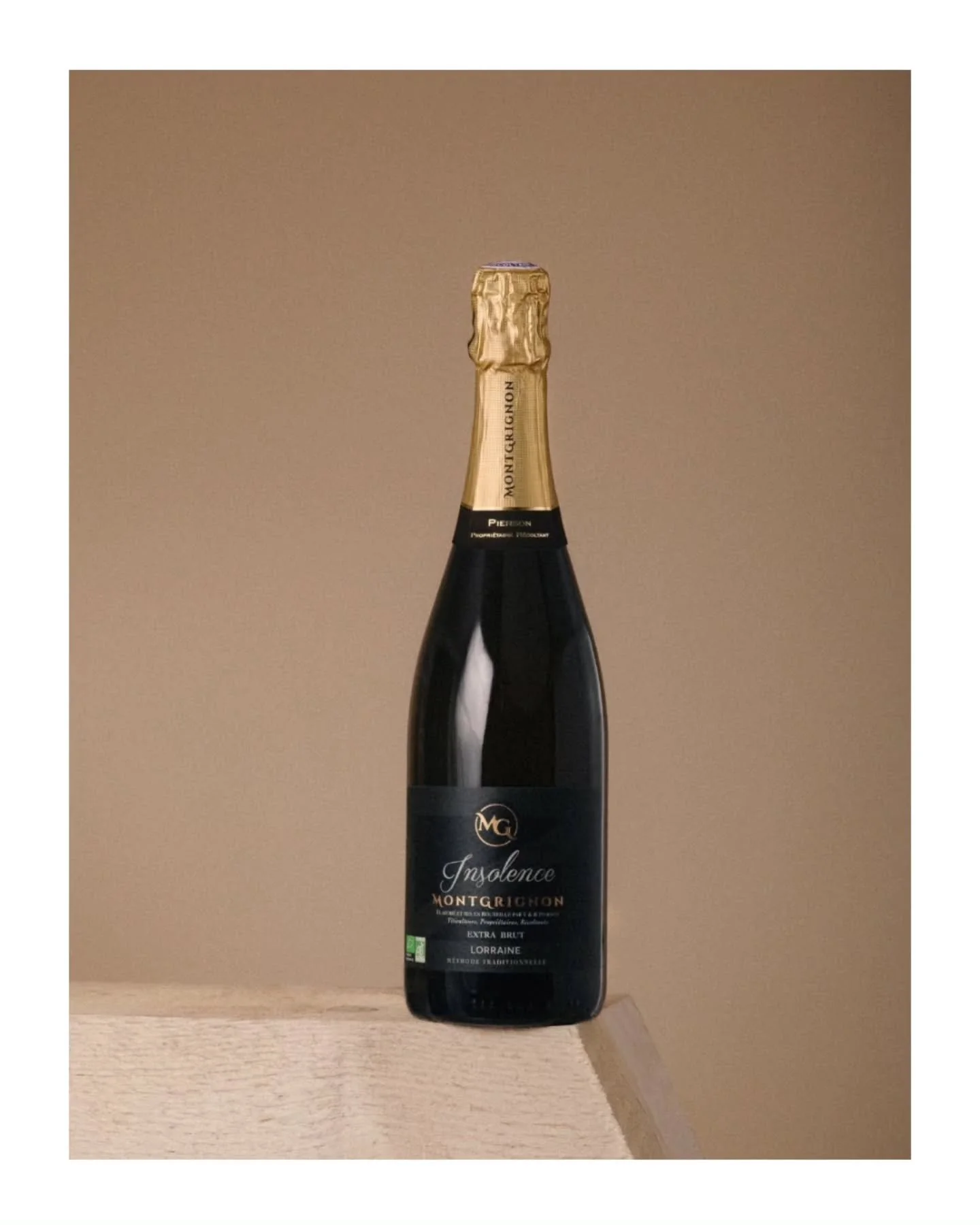 Inspir&eacute;e par la g&eacute;om&eacute;trie et la texture de cette pi&egrave;ce de bois, 
j ai mis en sc&egrave;ne ma cuv&eacute;e coup de coeur《 Insolence 》 du Domaine de Montgrignon 🍇

@domaine_de_montgrignon

#igplorraine #montgrignon #vinbio 