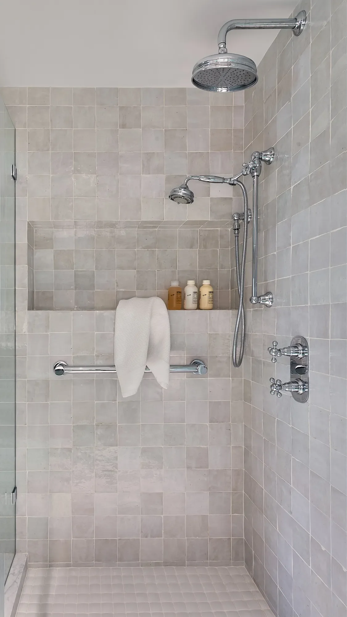 bathroom-zellige-walk-in-shower-claremont-berkeley-studio-vae.webp