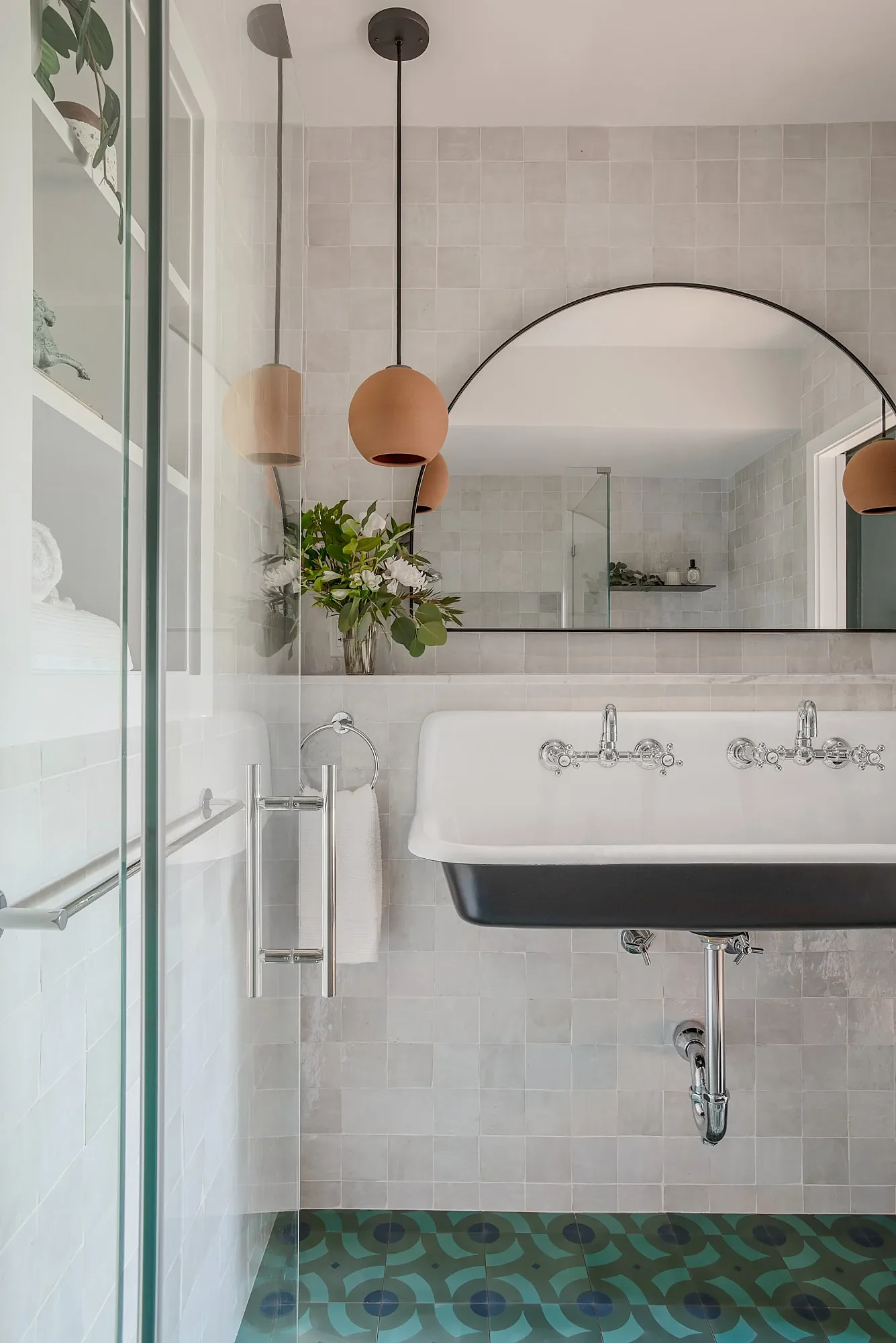 bathroom-moroccan-cement-tile-floor-detail-claremont-berkeley-studio-vae-bay-area.webp