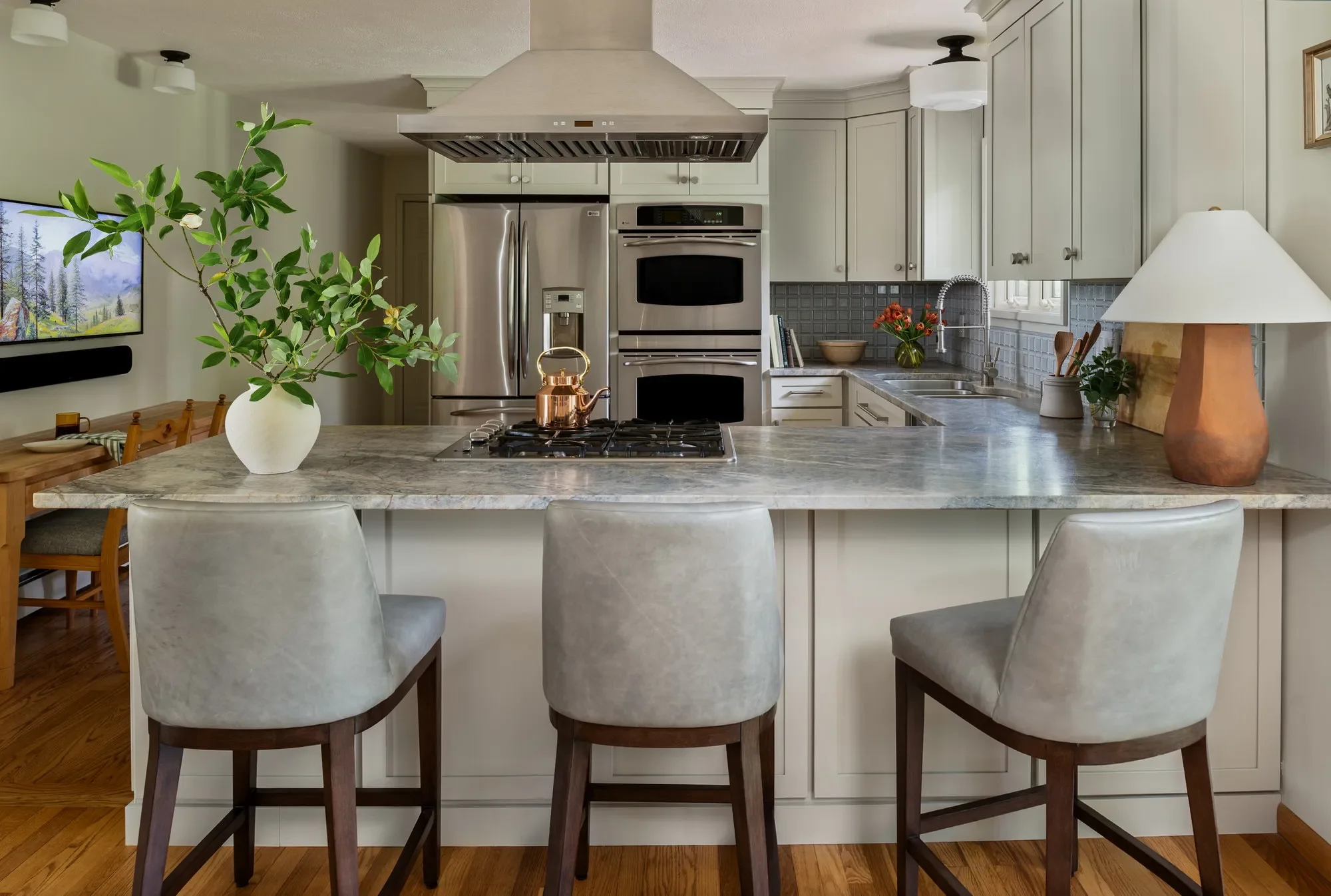 kitchen-island-hood-double-oven-oberlin-studio-vae.webp