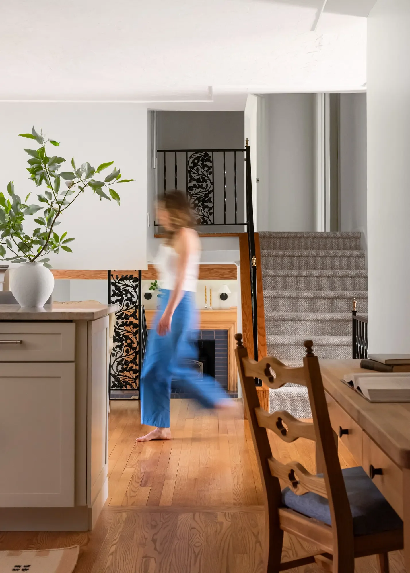 kitchen-living-oak-floors-iron-fireplace-screen-oberlin-studio-vae-san-francisco.webp