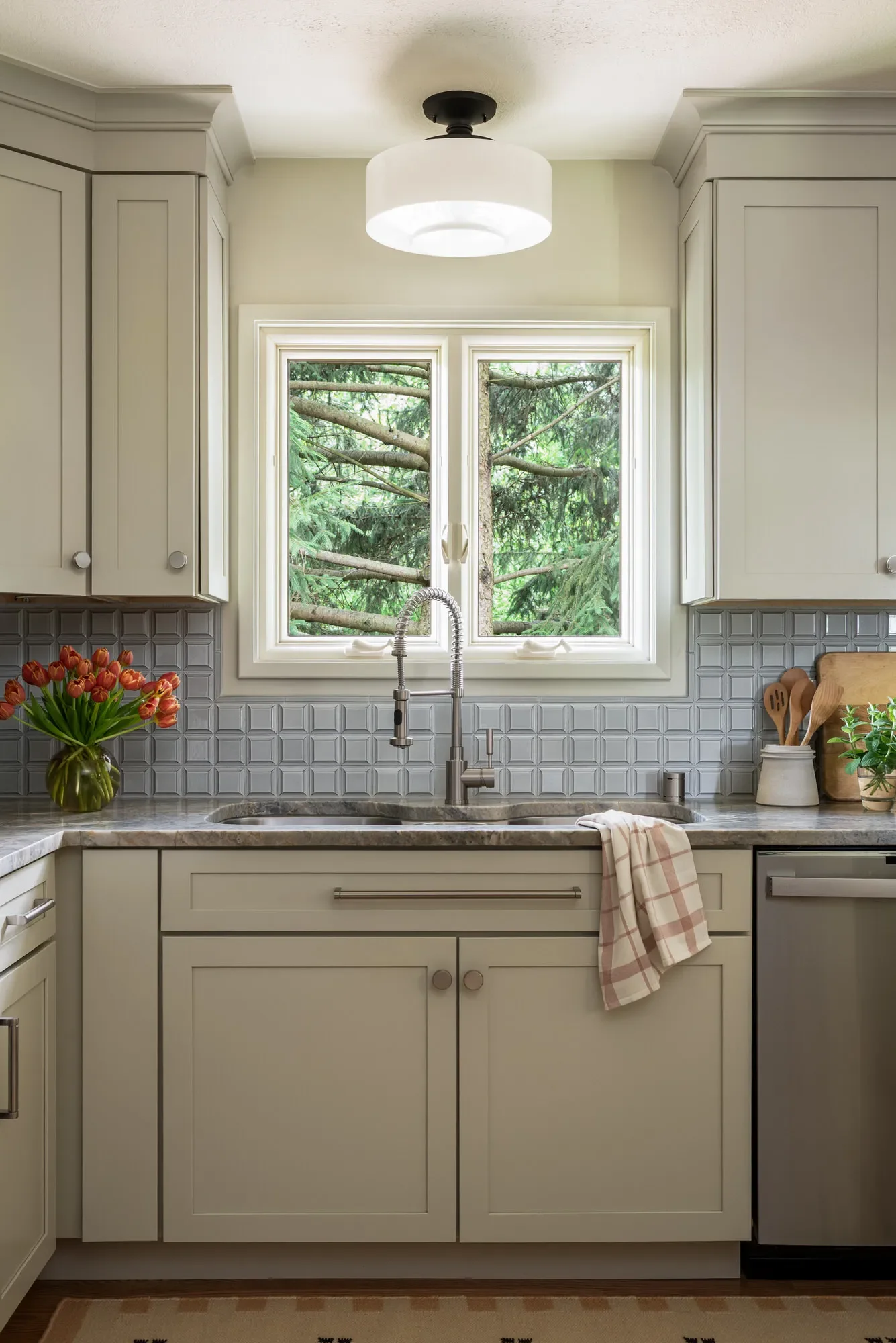 kitchen-sink-window-flushmount-pendant-oberlin-studio-vae.webp