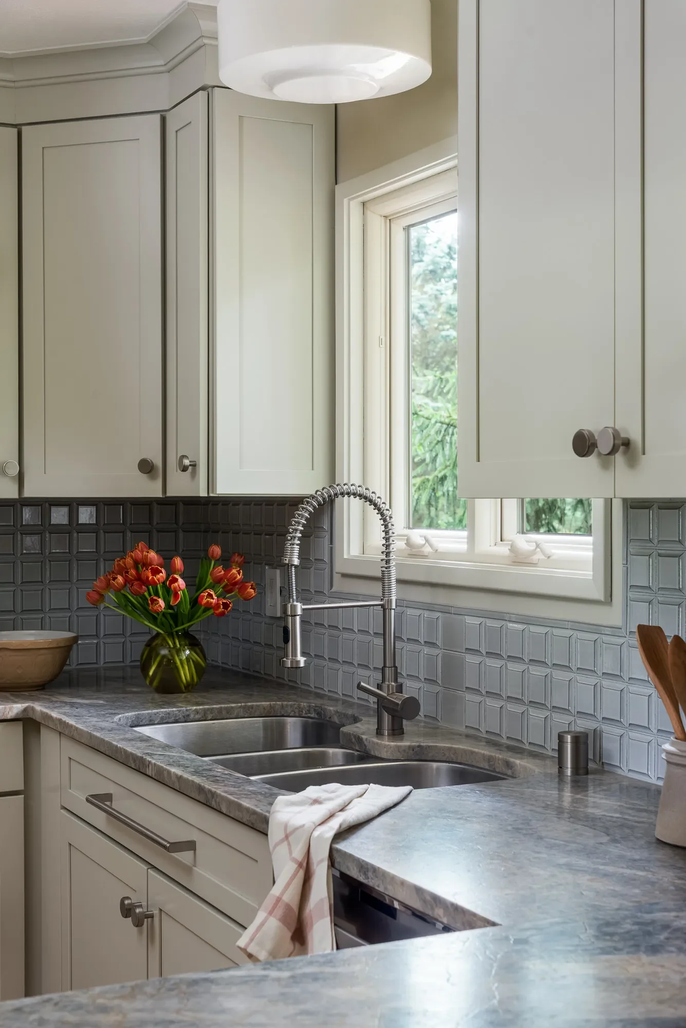 kitchen-textured-tile-backsplash-quartzite-counter-oberlin-studio-vae-san-francisco.webp