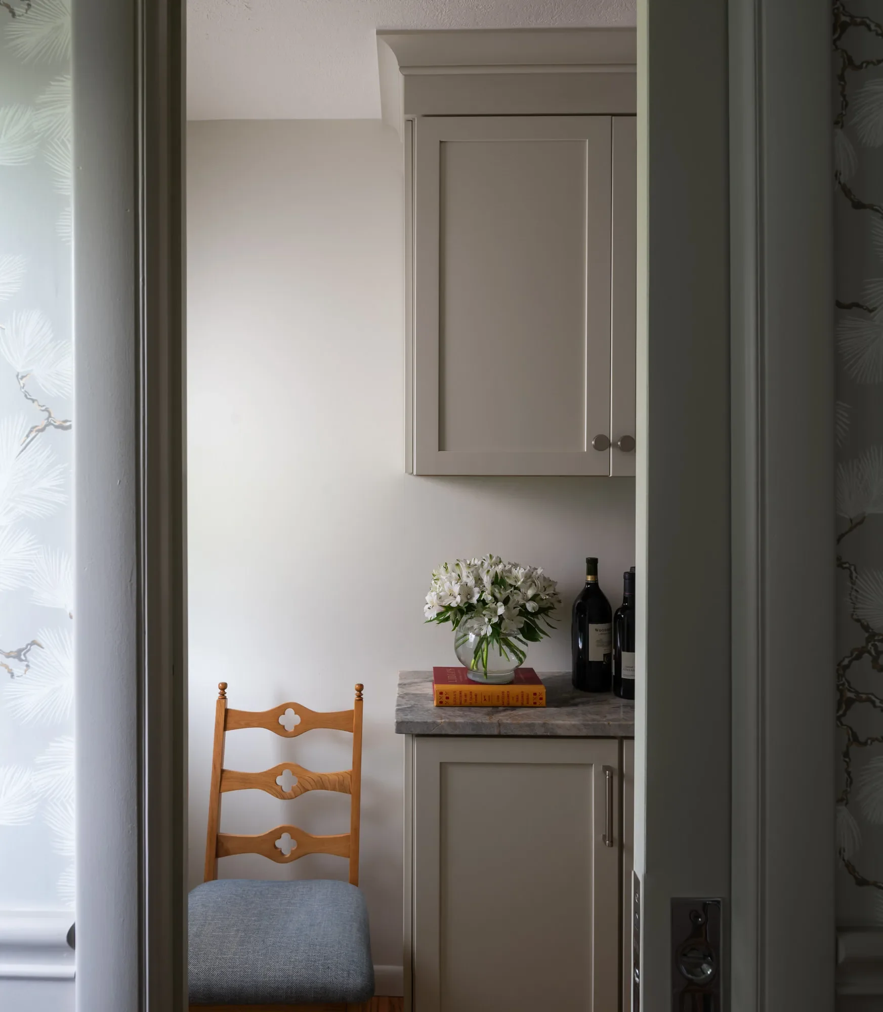 butlers-pantry-marble-counter-palm-wallpaper-oberlin-studio-vae.webp