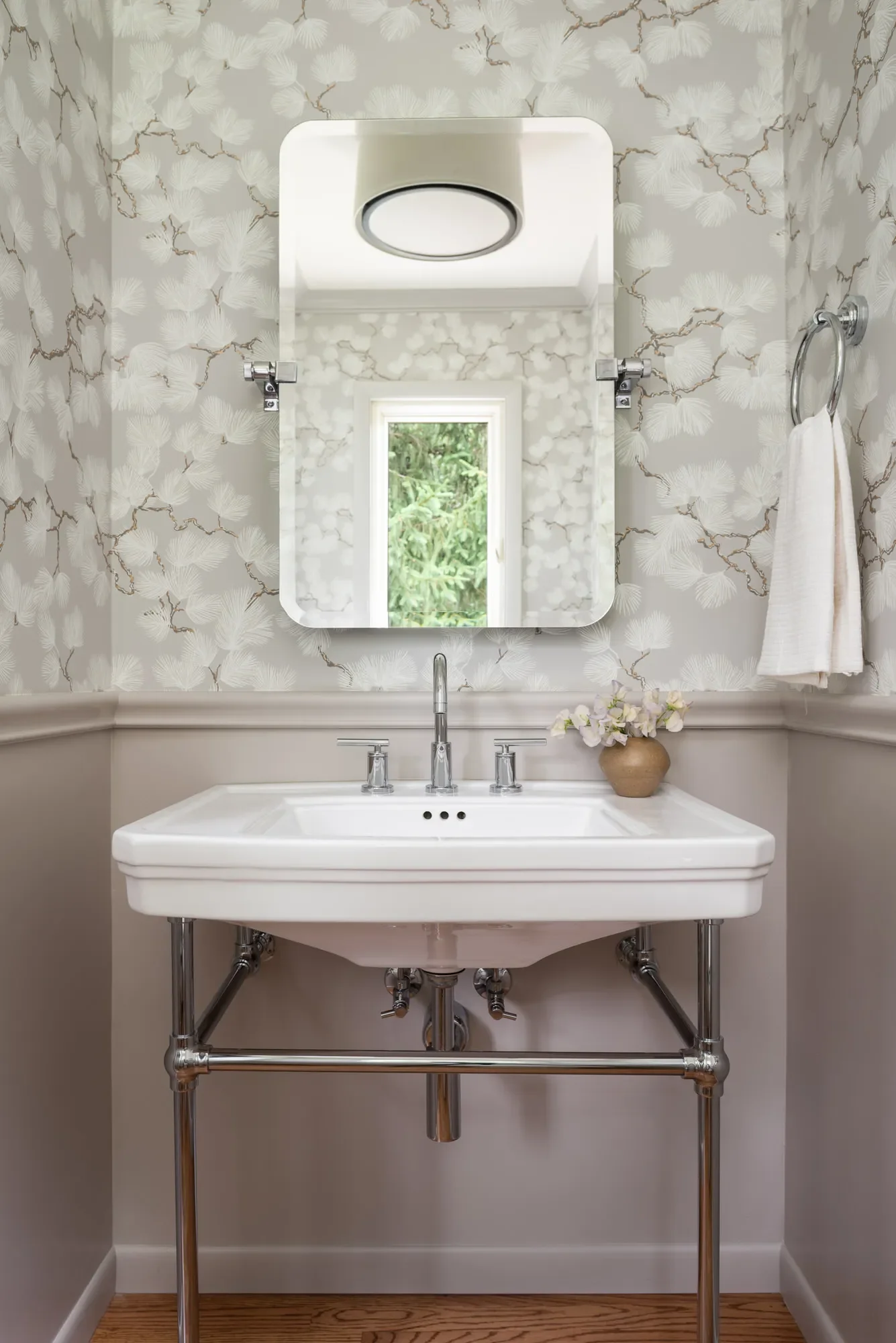 powder-bath-chrome-console-sink-pine-wallpaper-oberlin-studio-vae-san-francisco.webp