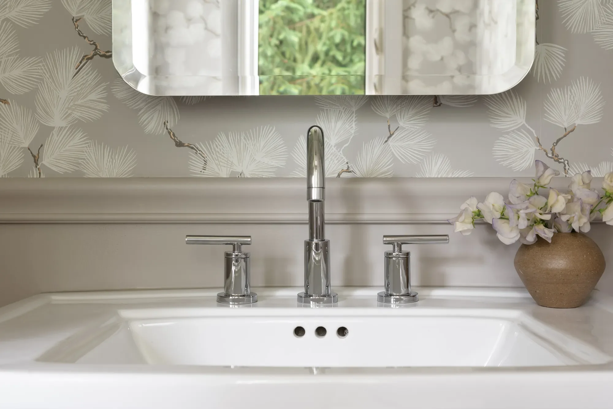 powder-bath-chrome-faucet-pine-wallpaper-oberlin-studio-vae.webp