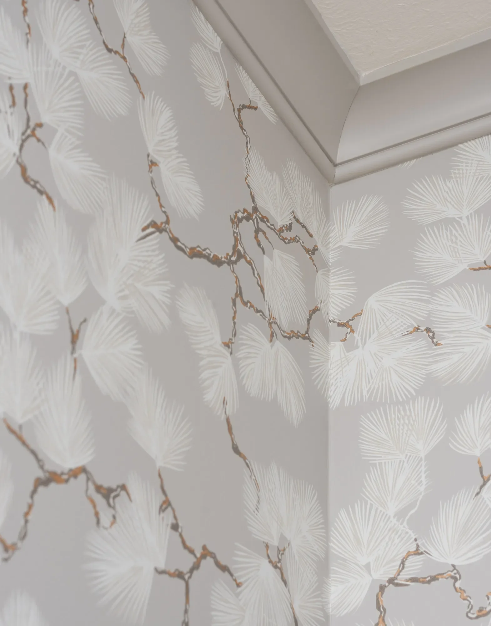 powder-bath-pine-wallpaper-crown-moulding-detail-oberlin-studio-vae.webp