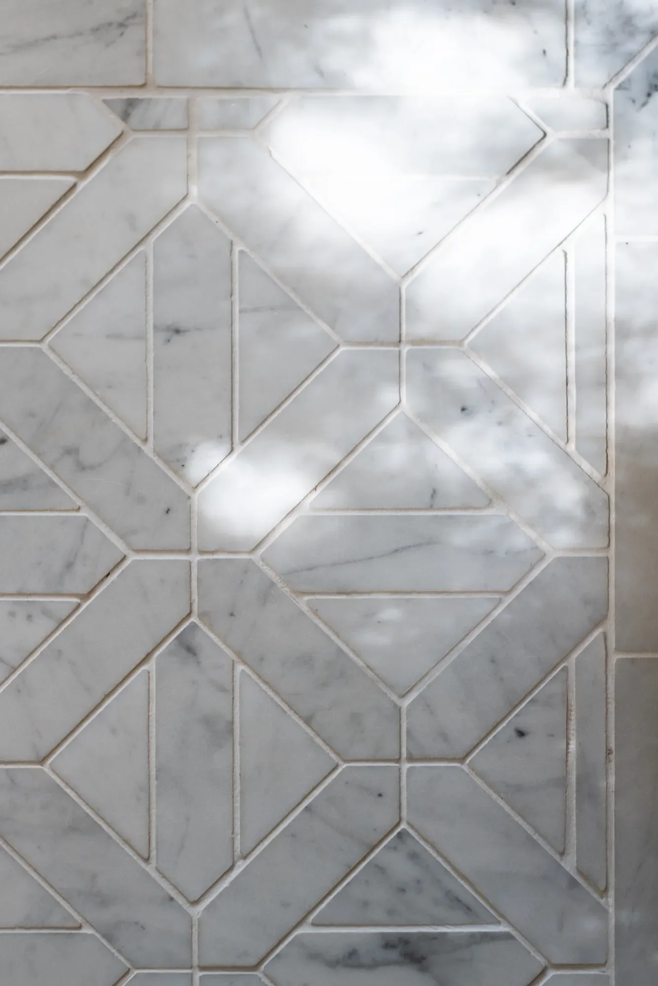primary-bath-marble-mosaic-floor-detail-oberlin-studio-vae.webp